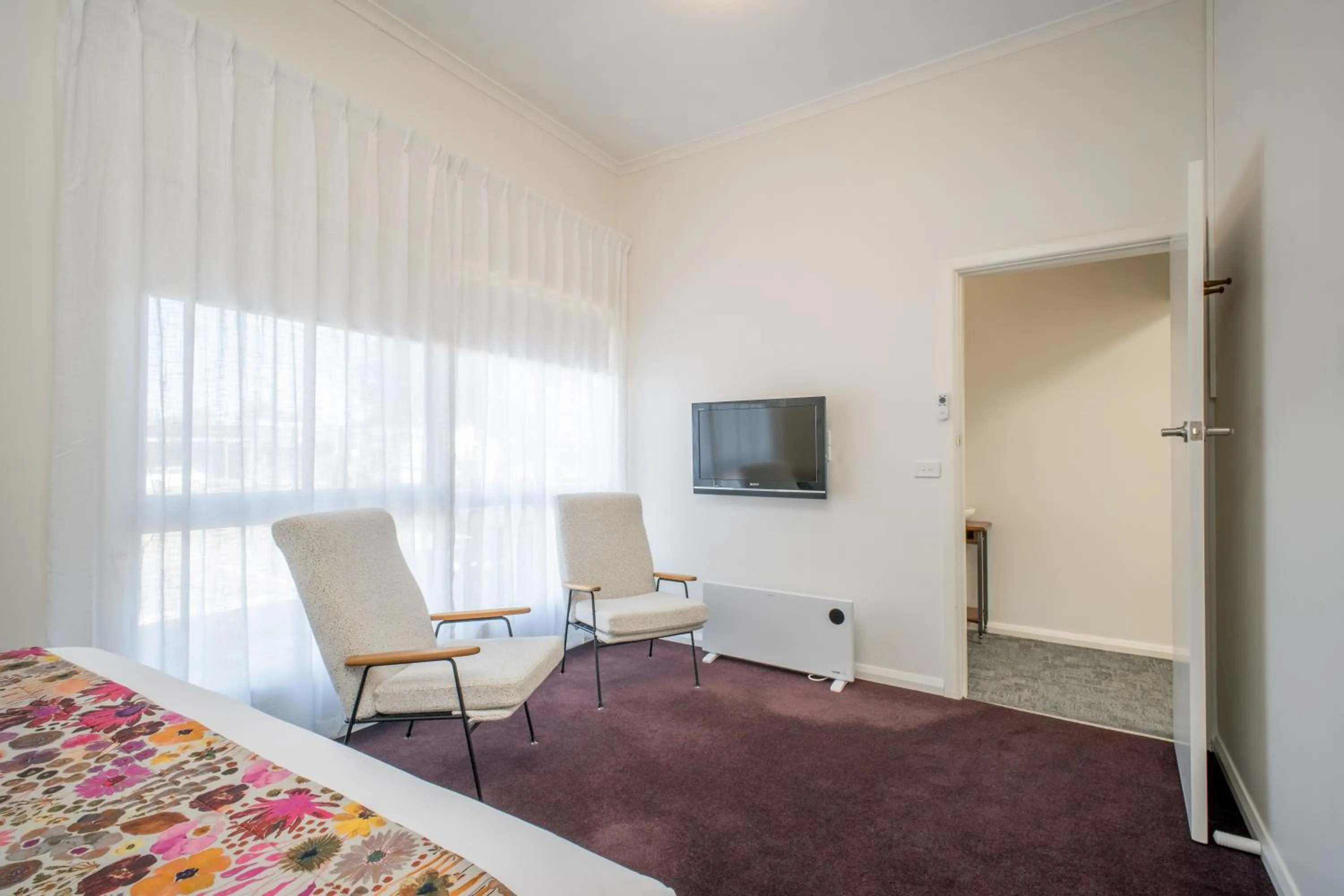 Bed in American Hotel Creswick