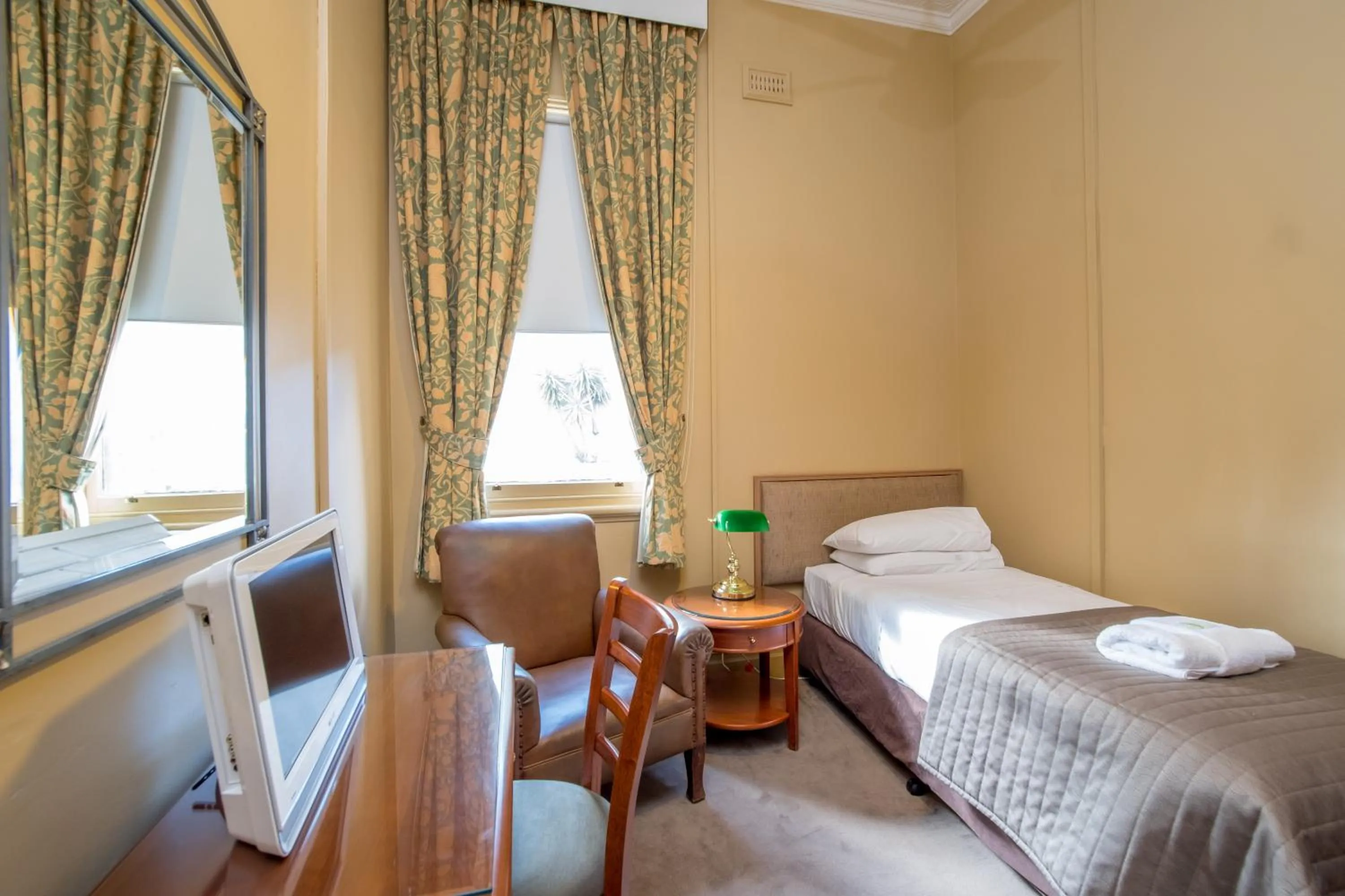 Bedroom, Bed in American Hotel Creswick