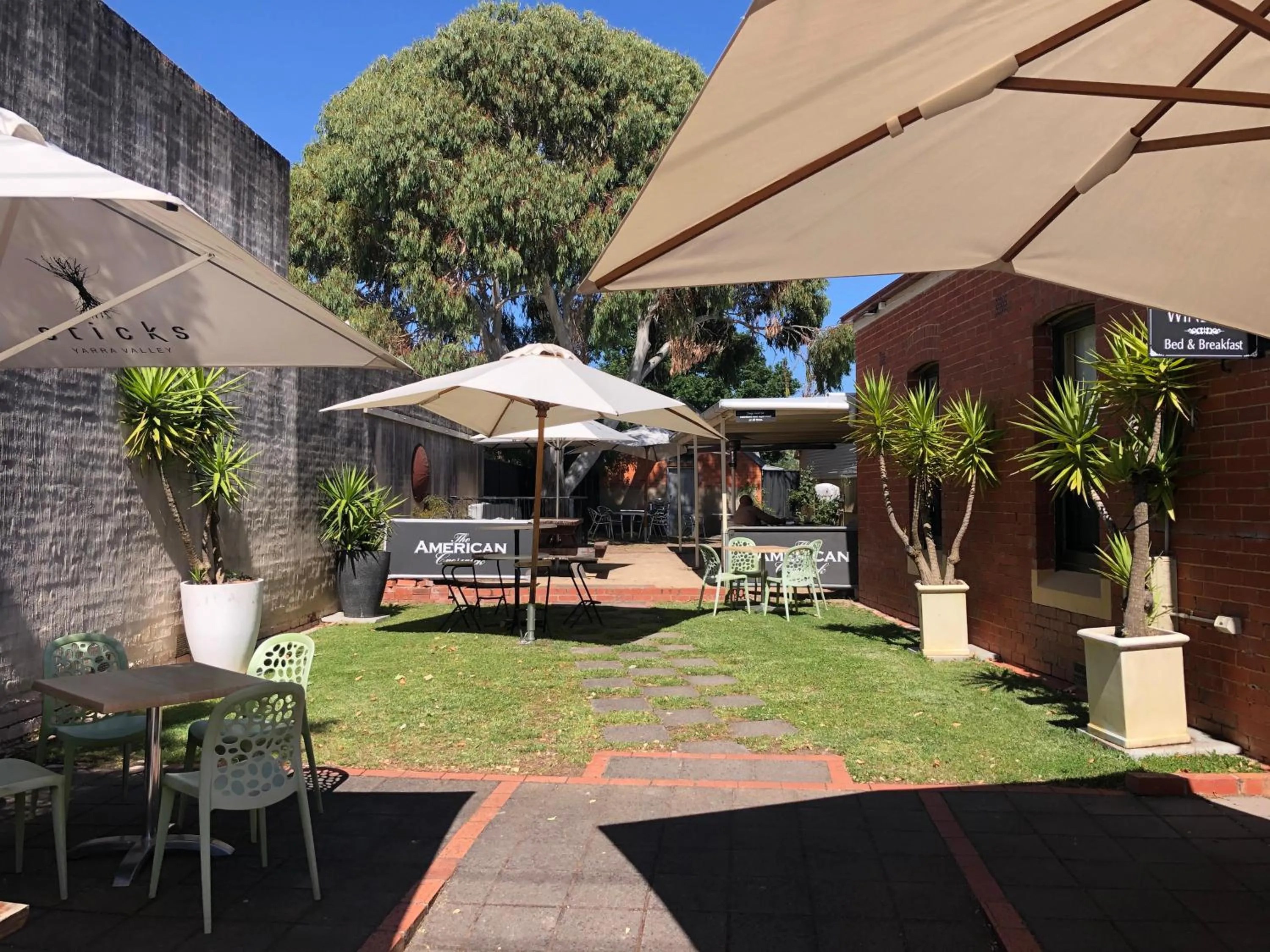Patio in American Hotel Creswick