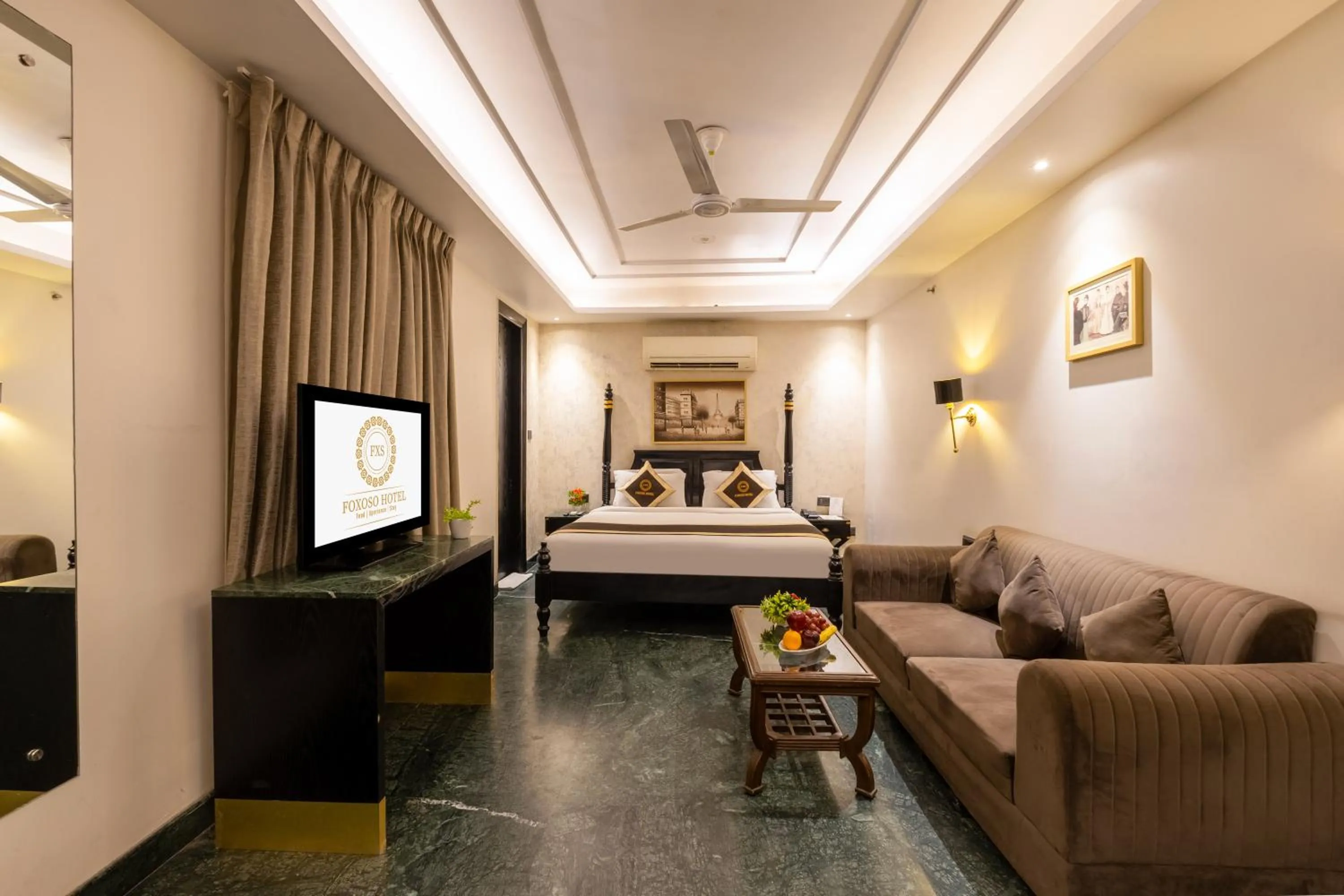 Bed in Foxoso Hotel Delhi Airport