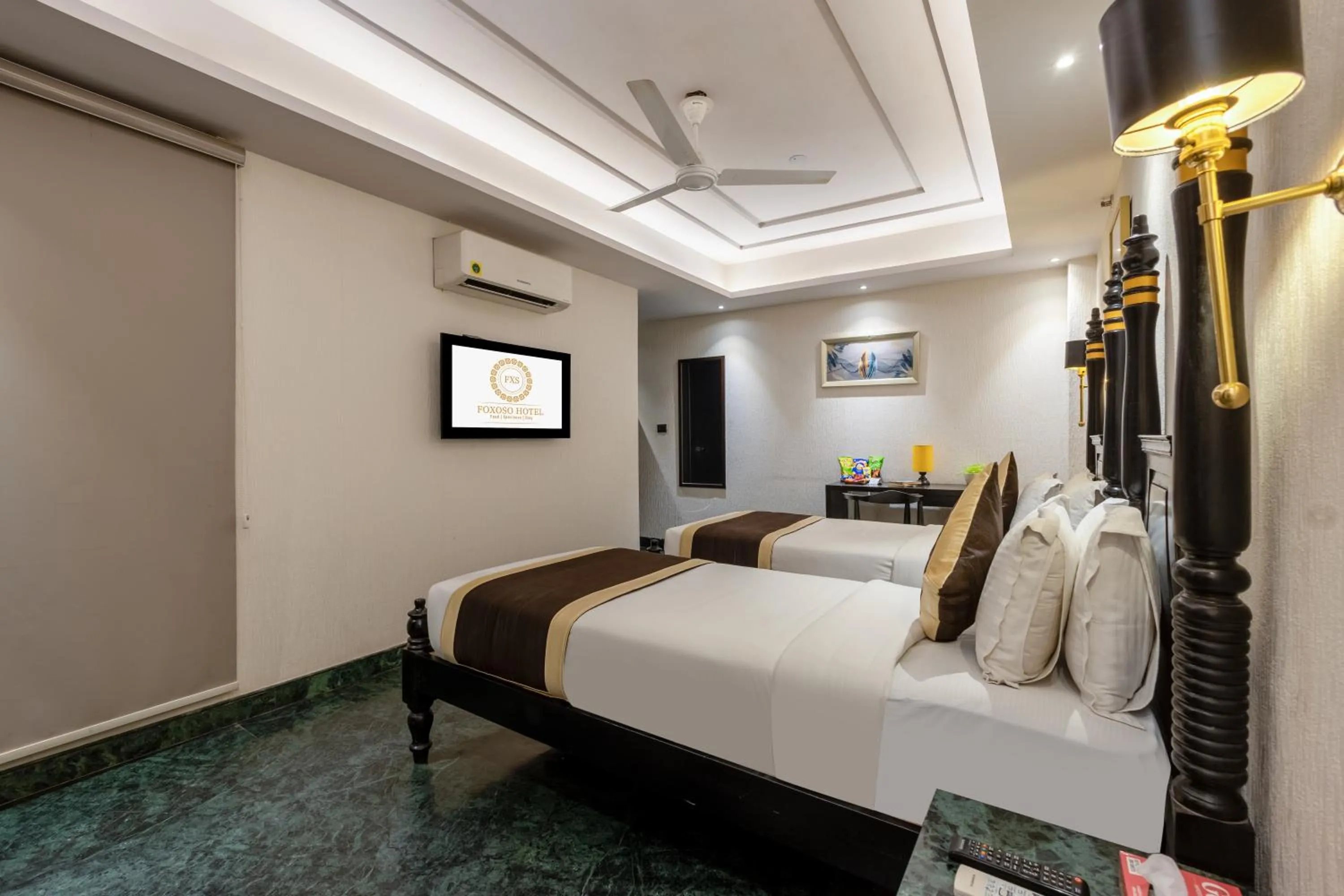 Bed in Foxoso Hotel Delhi Airport