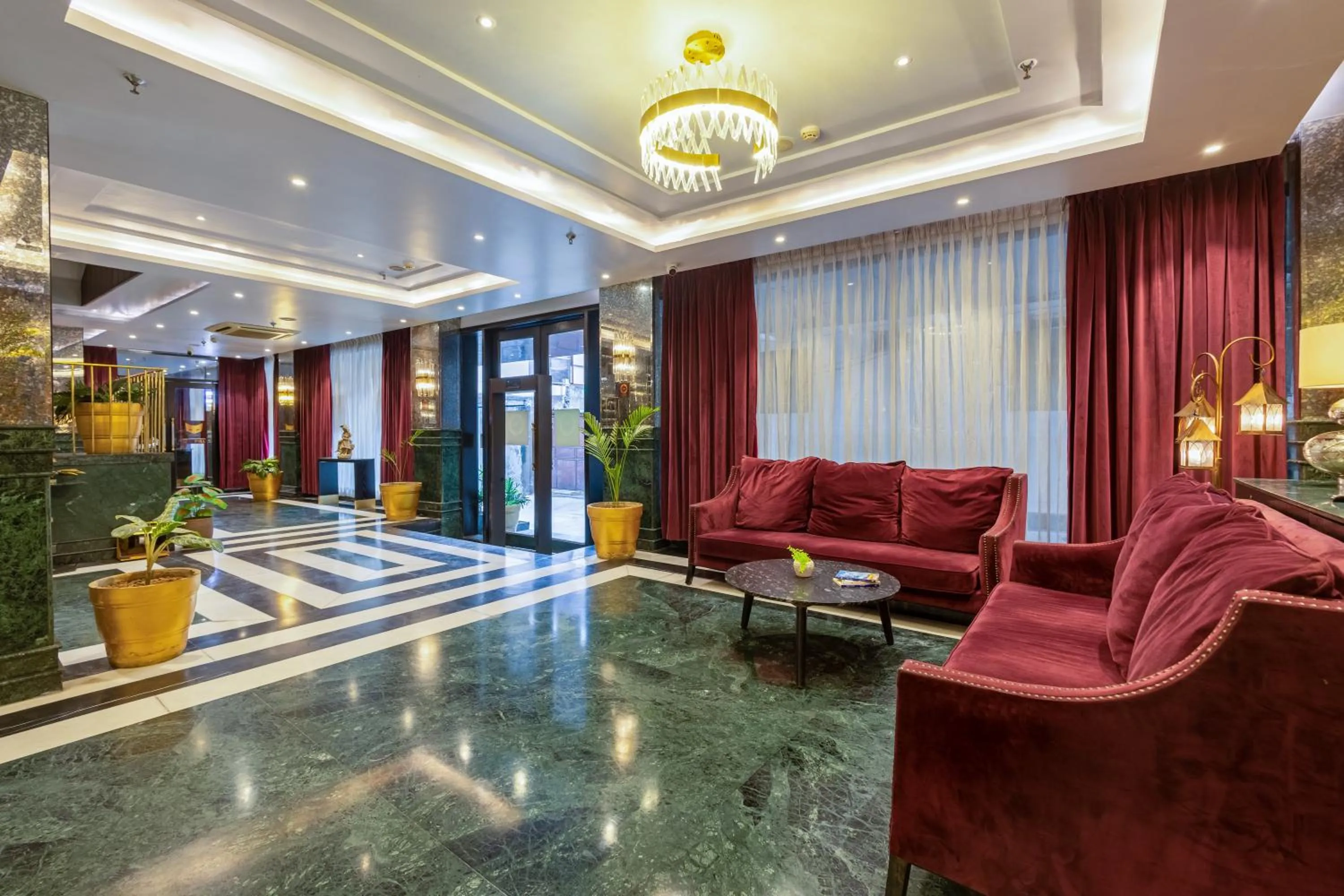 Lobby or reception in Foxoso Hotel Delhi Airport