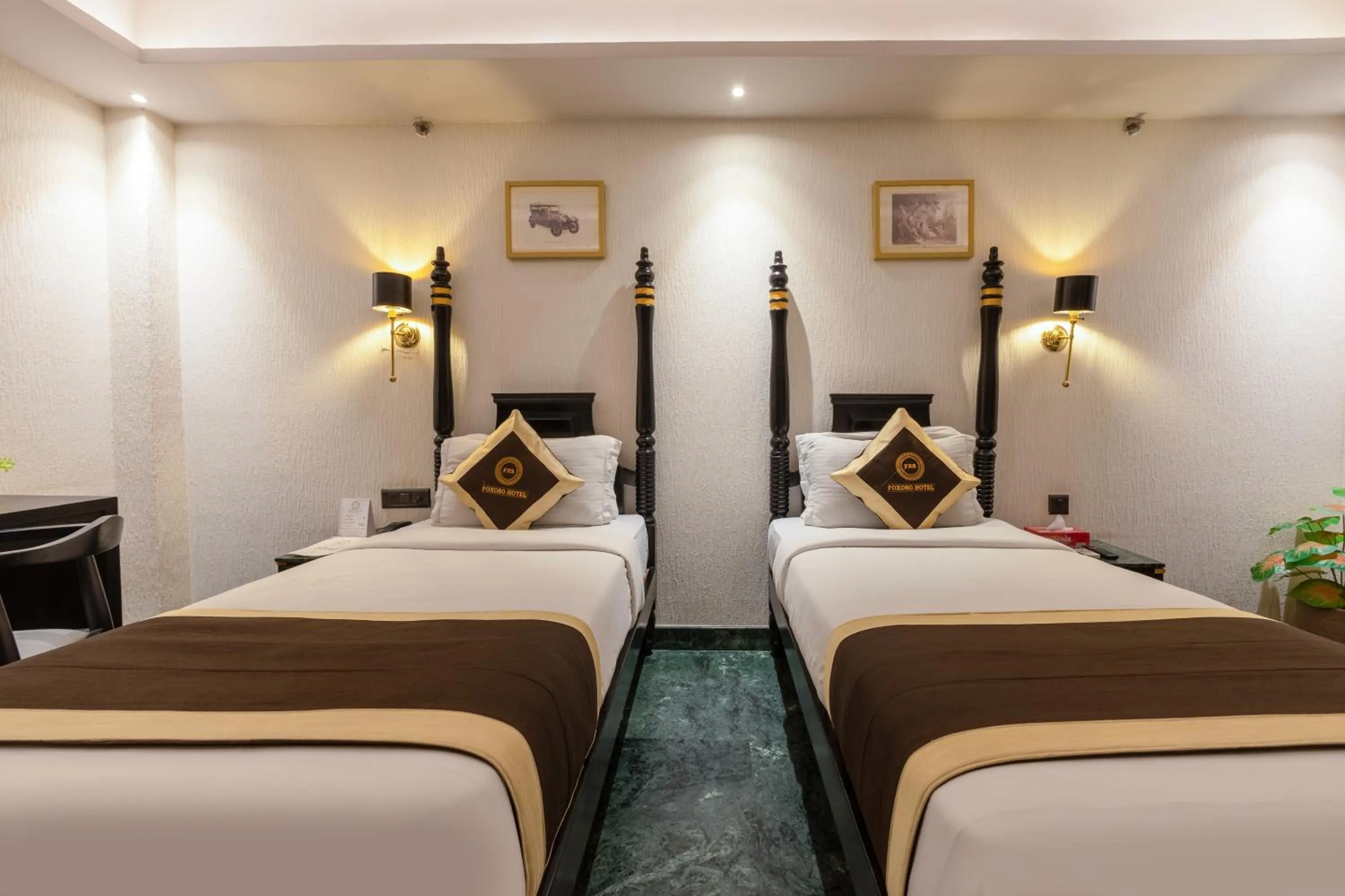 Bed in Foxoso Hotel Delhi Airport