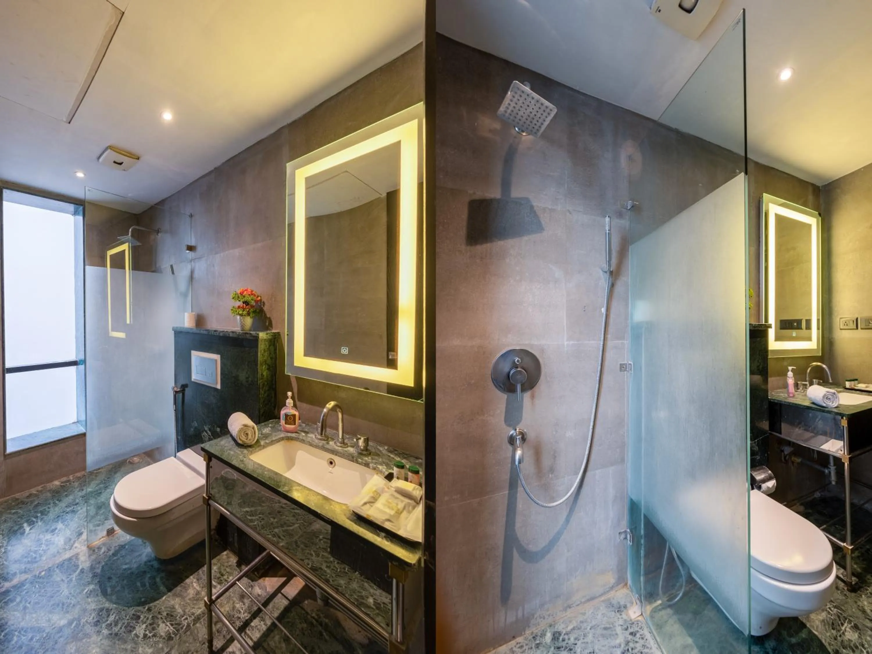 Bathroom in Foxoso Hotel Delhi Airport