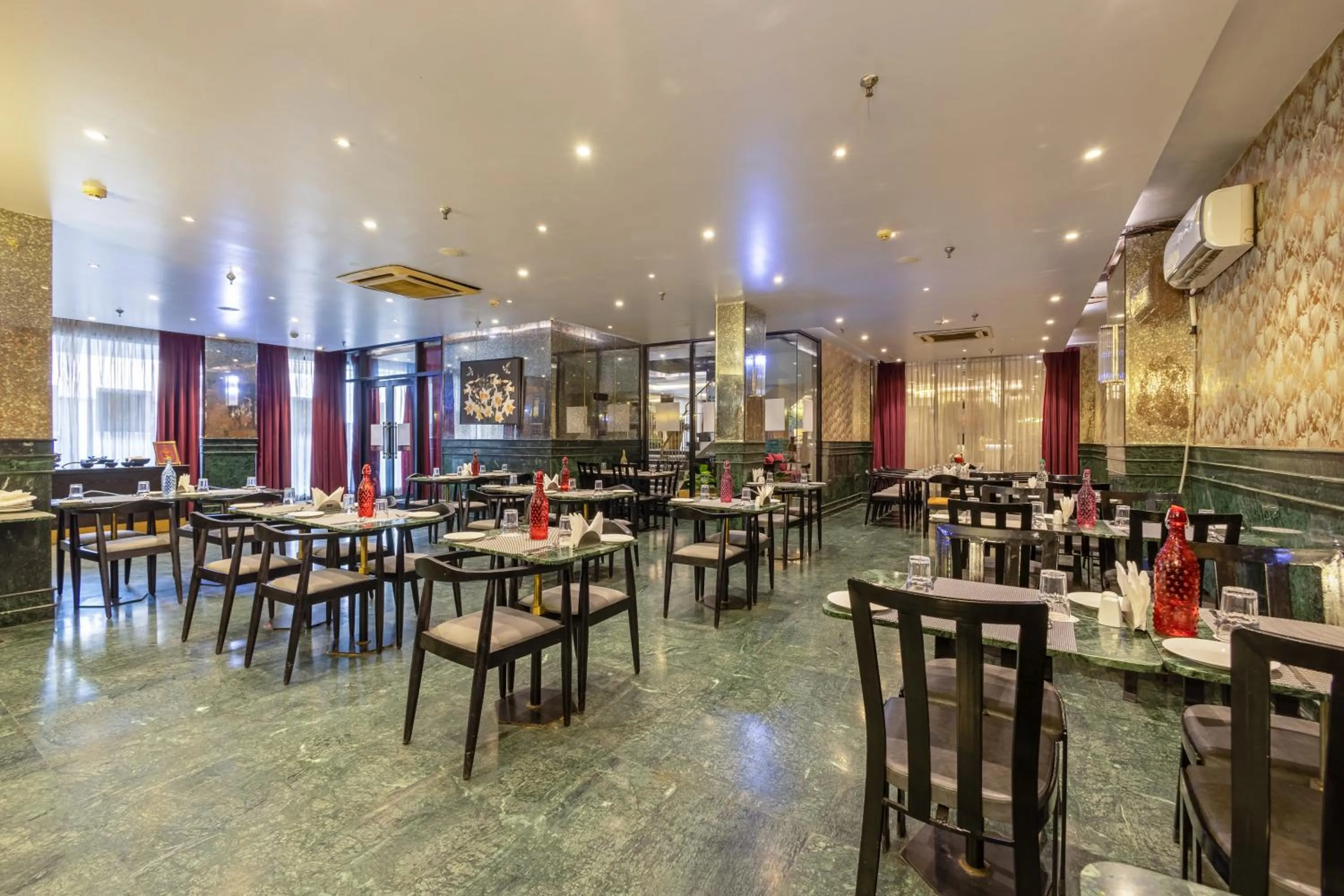 Restaurant/places to eat in Foxoso Hotel Delhi Airport