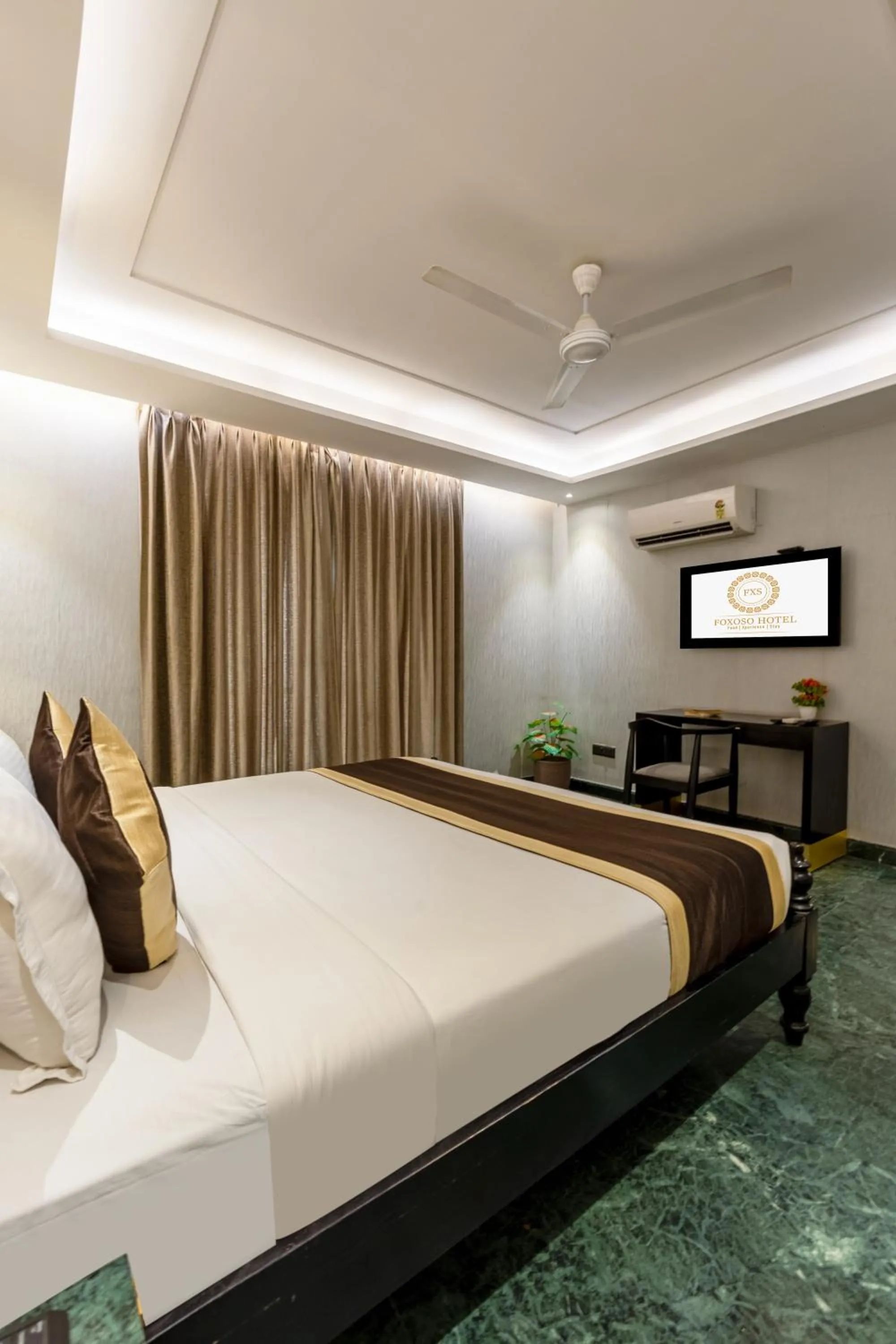 Bed in Foxoso Hotel Delhi Airport