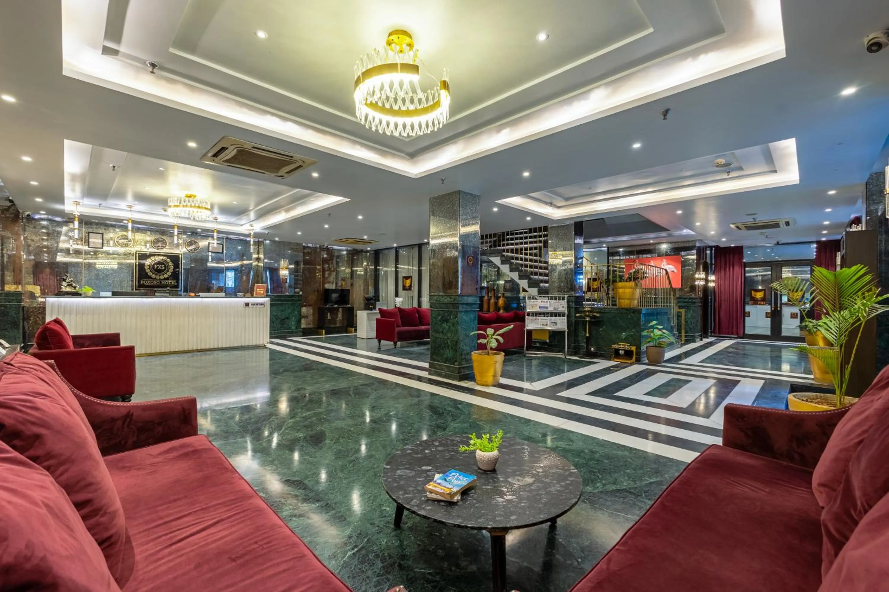 Lobby or reception in Foxoso Hotel Delhi Airport