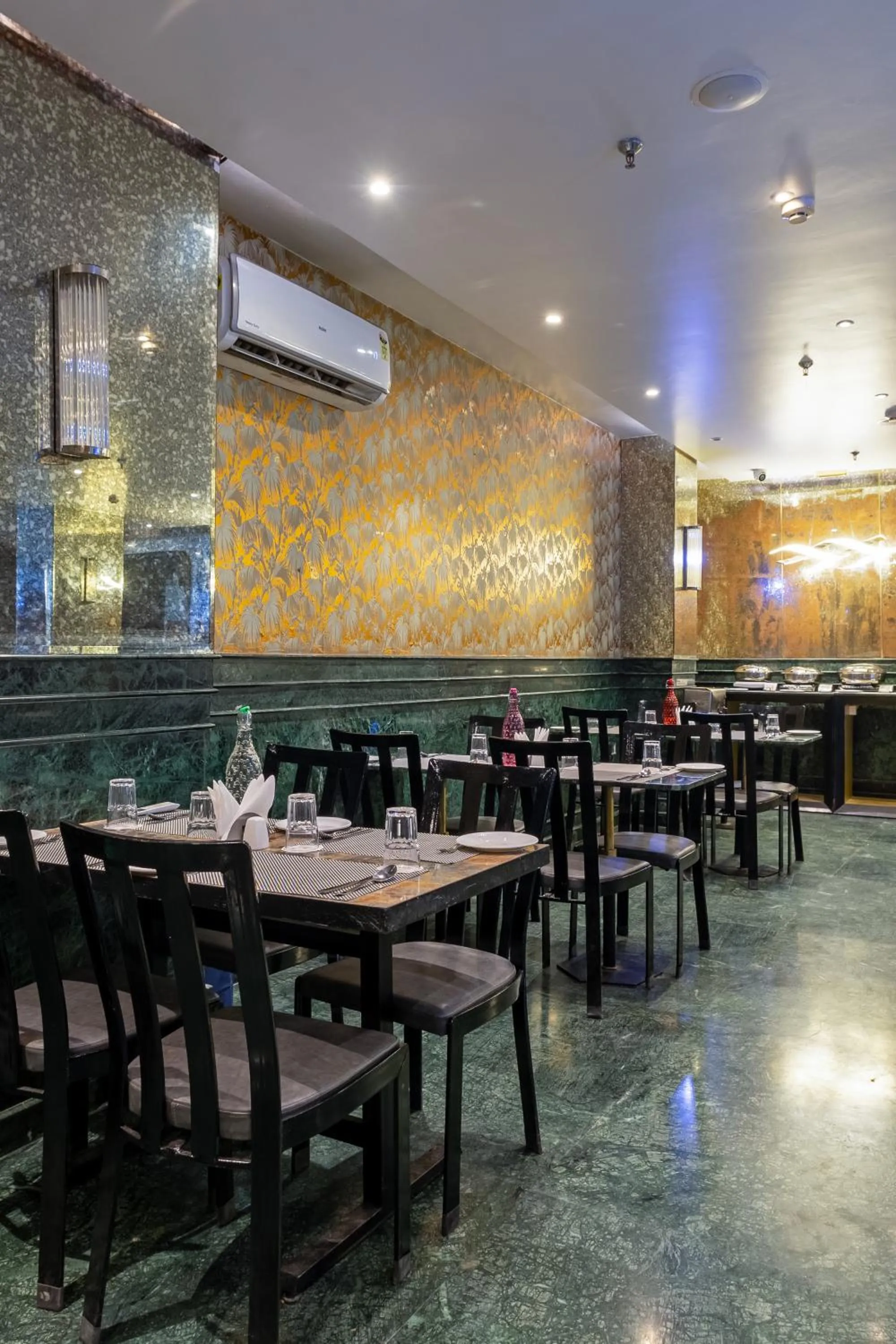 Restaurant/places to eat in Foxoso Hotel Delhi Airport