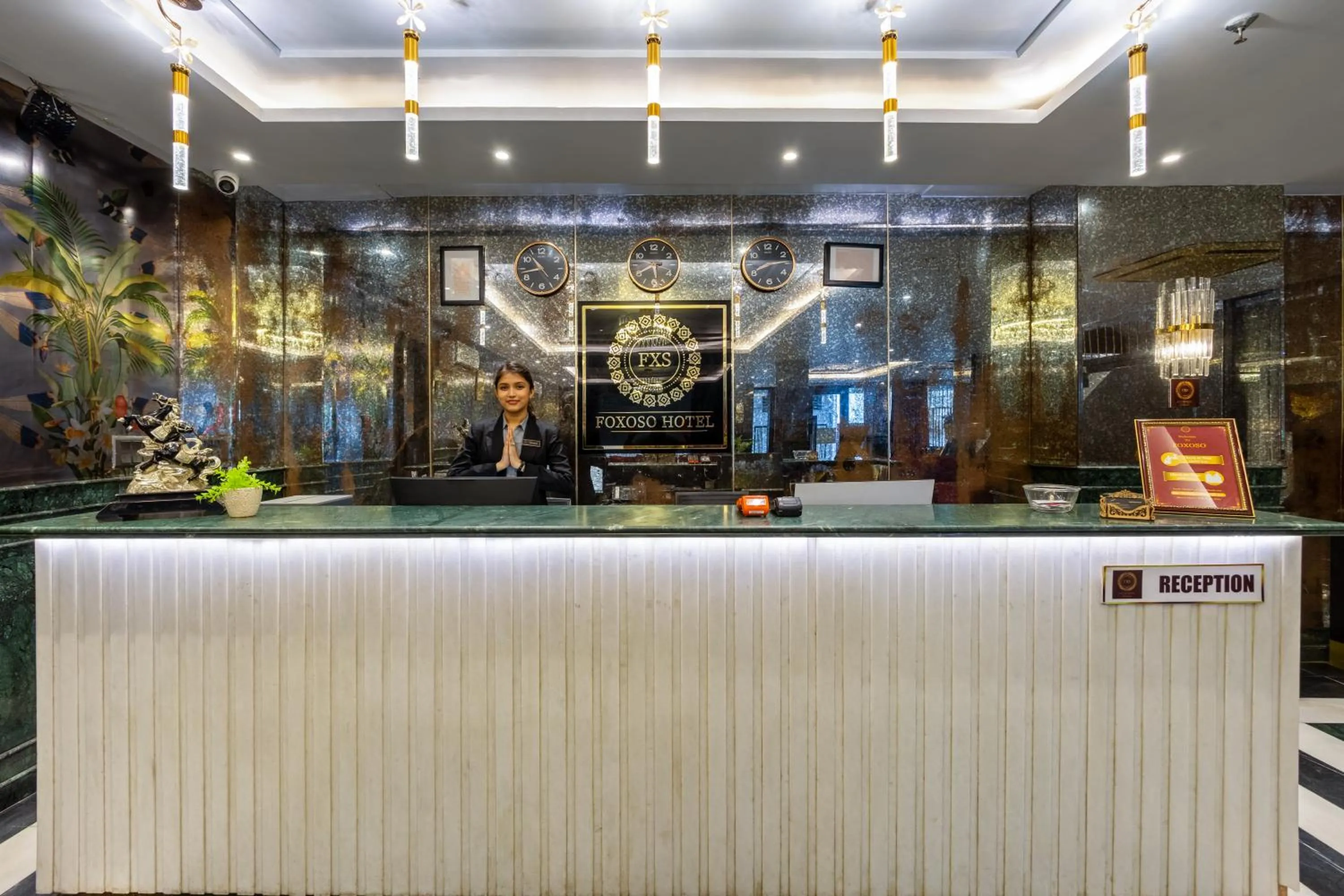 Lobby or reception in Foxoso Hotel Delhi Airport