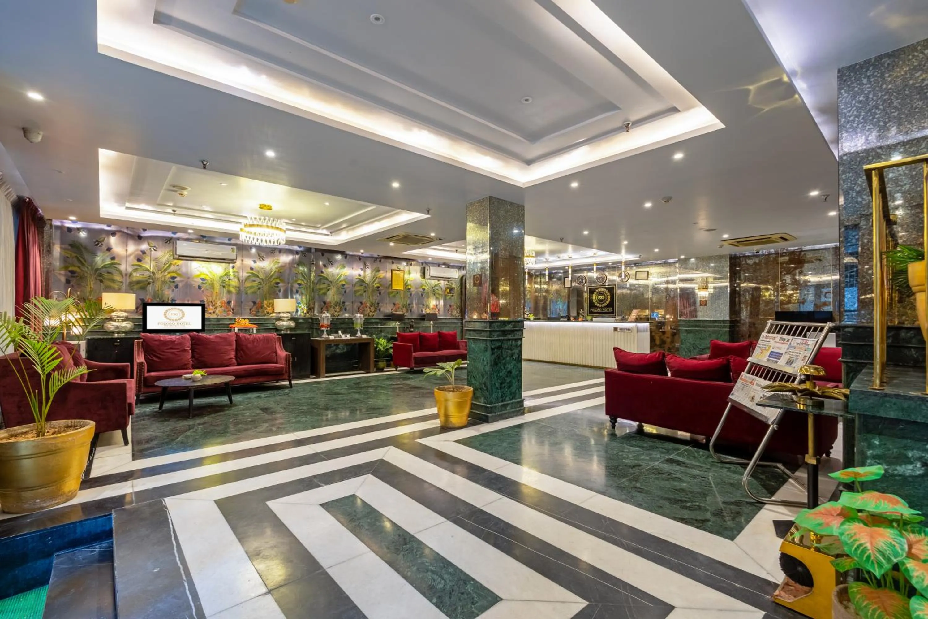 Lobby or reception in Foxoso Hotel Delhi Airport