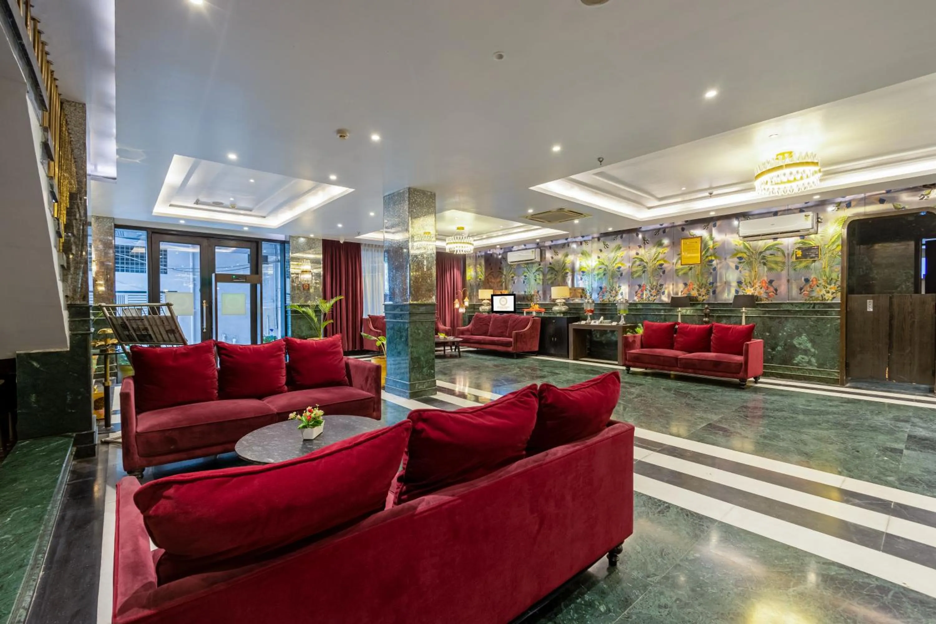 Lobby or reception in Foxoso Hotel Delhi Airport