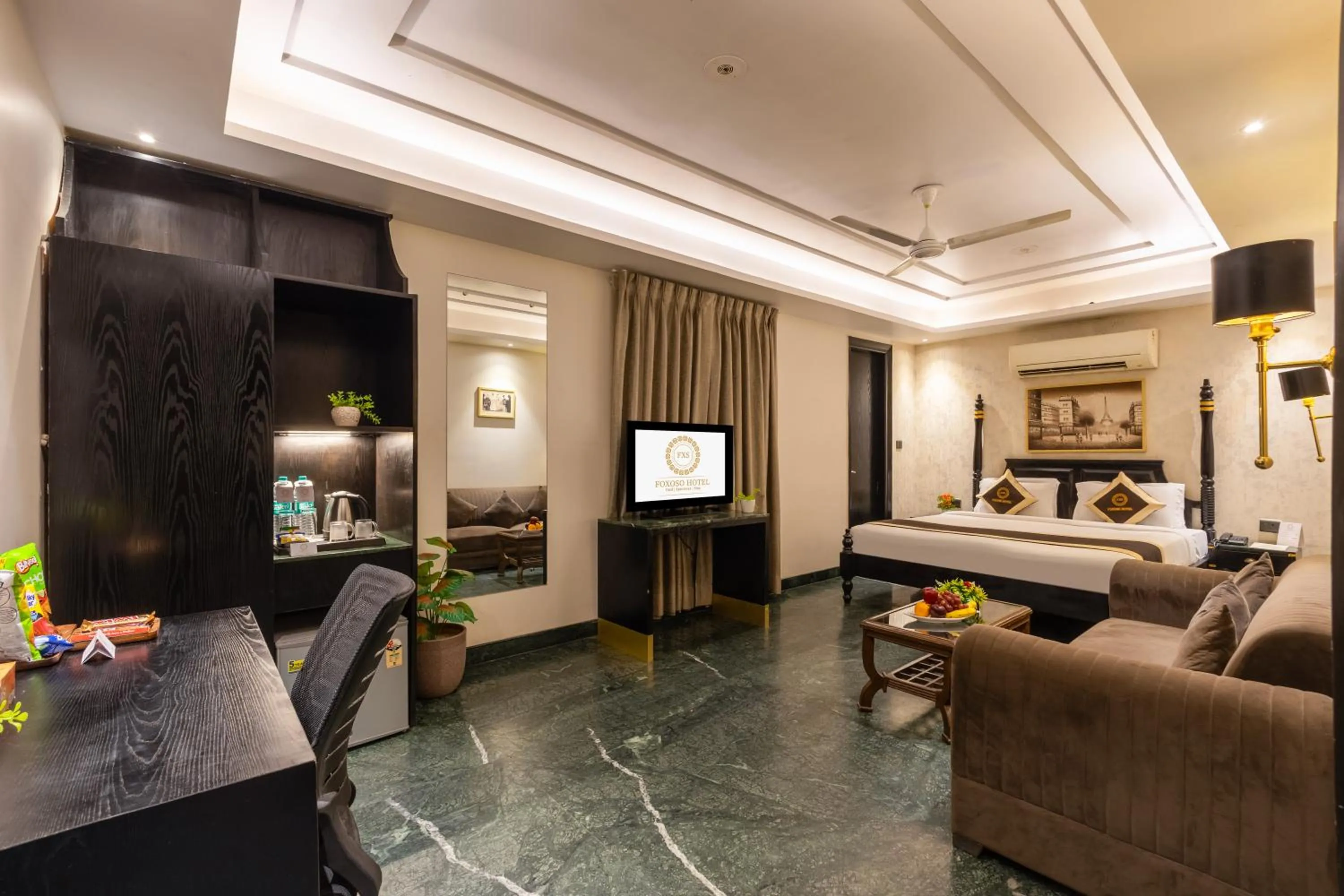 Bed in Foxoso Hotel Delhi Airport