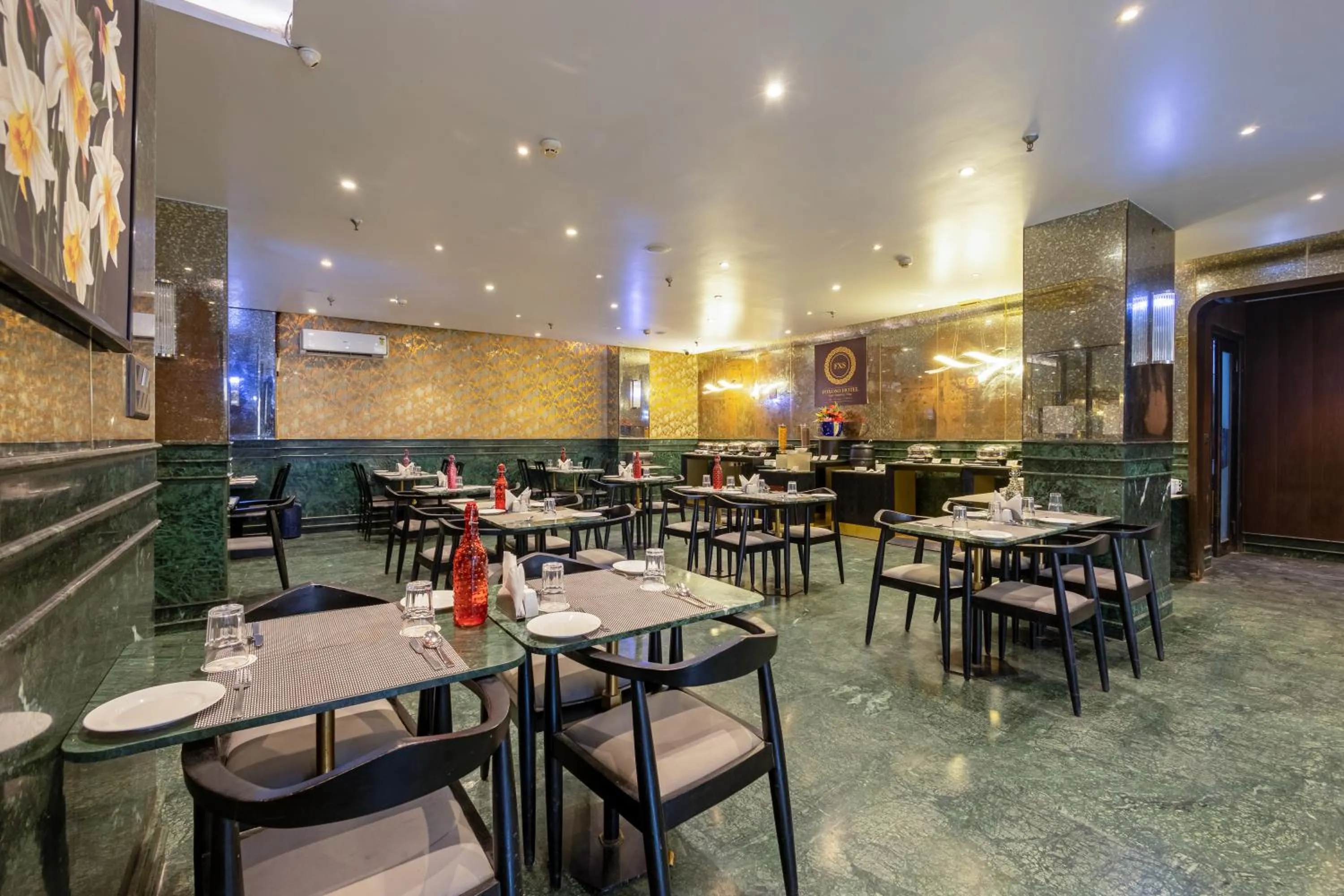 Restaurant/places to eat in Foxoso Hotel Delhi Airport