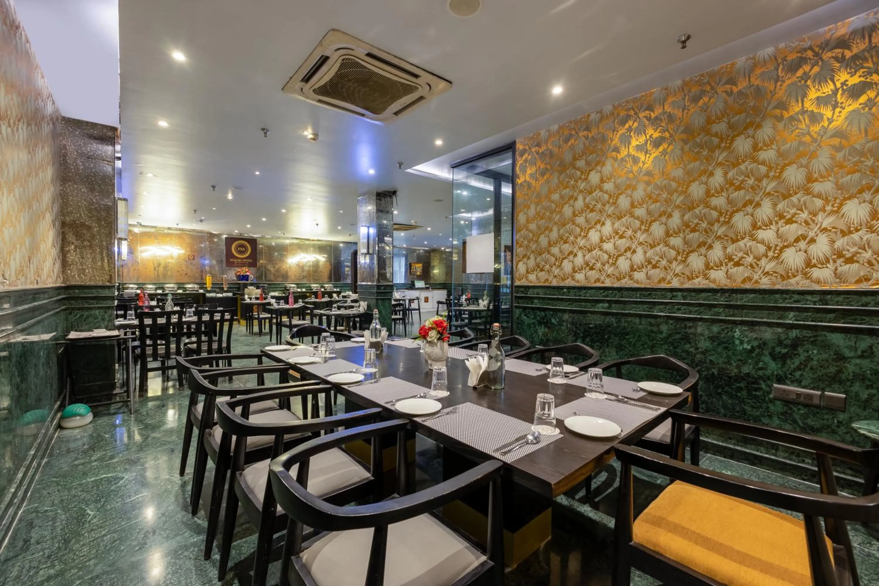 Restaurant/places to eat in Foxoso Hotel Delhi Airport