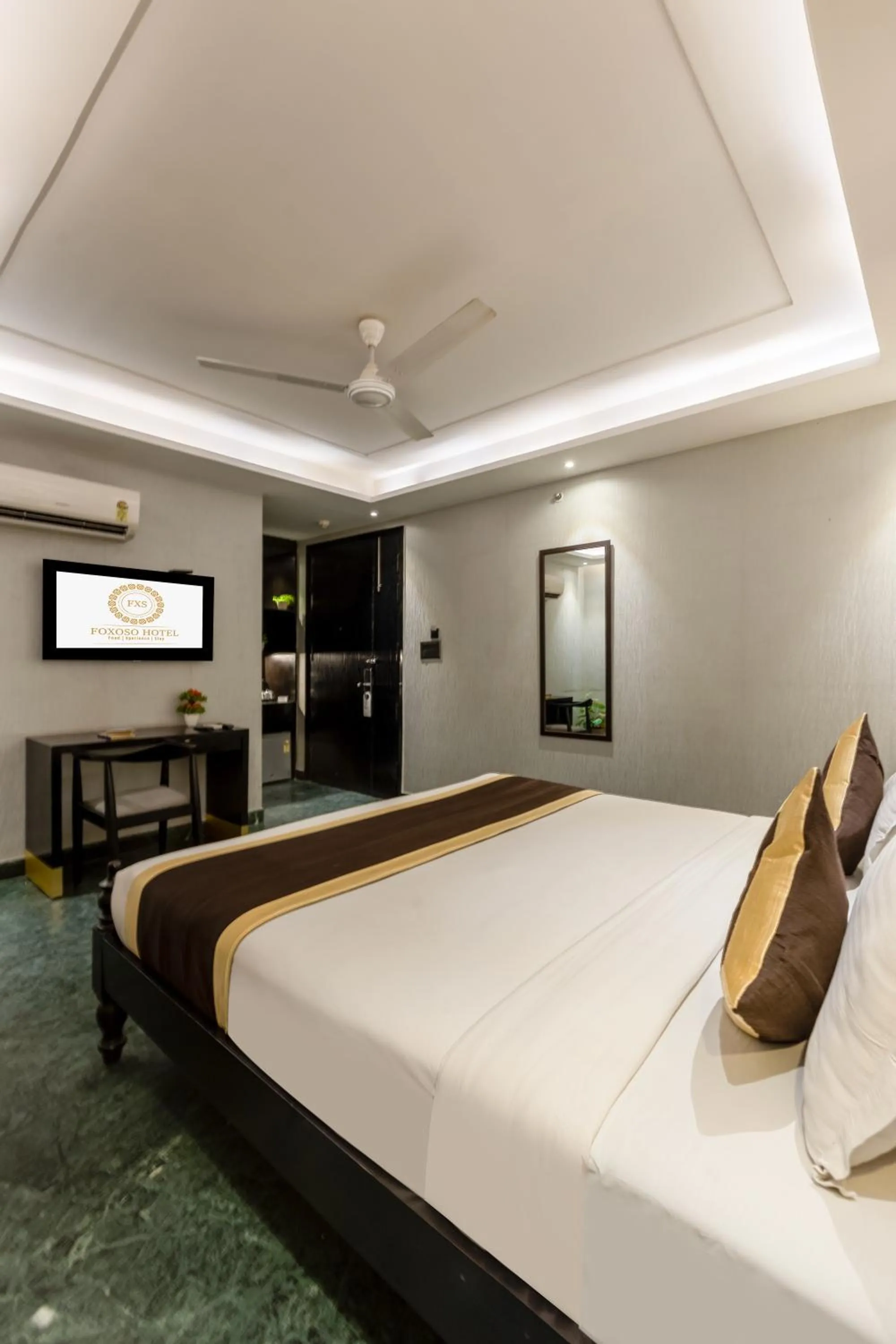 Bed in Foxoso Hotel Delhi Airport