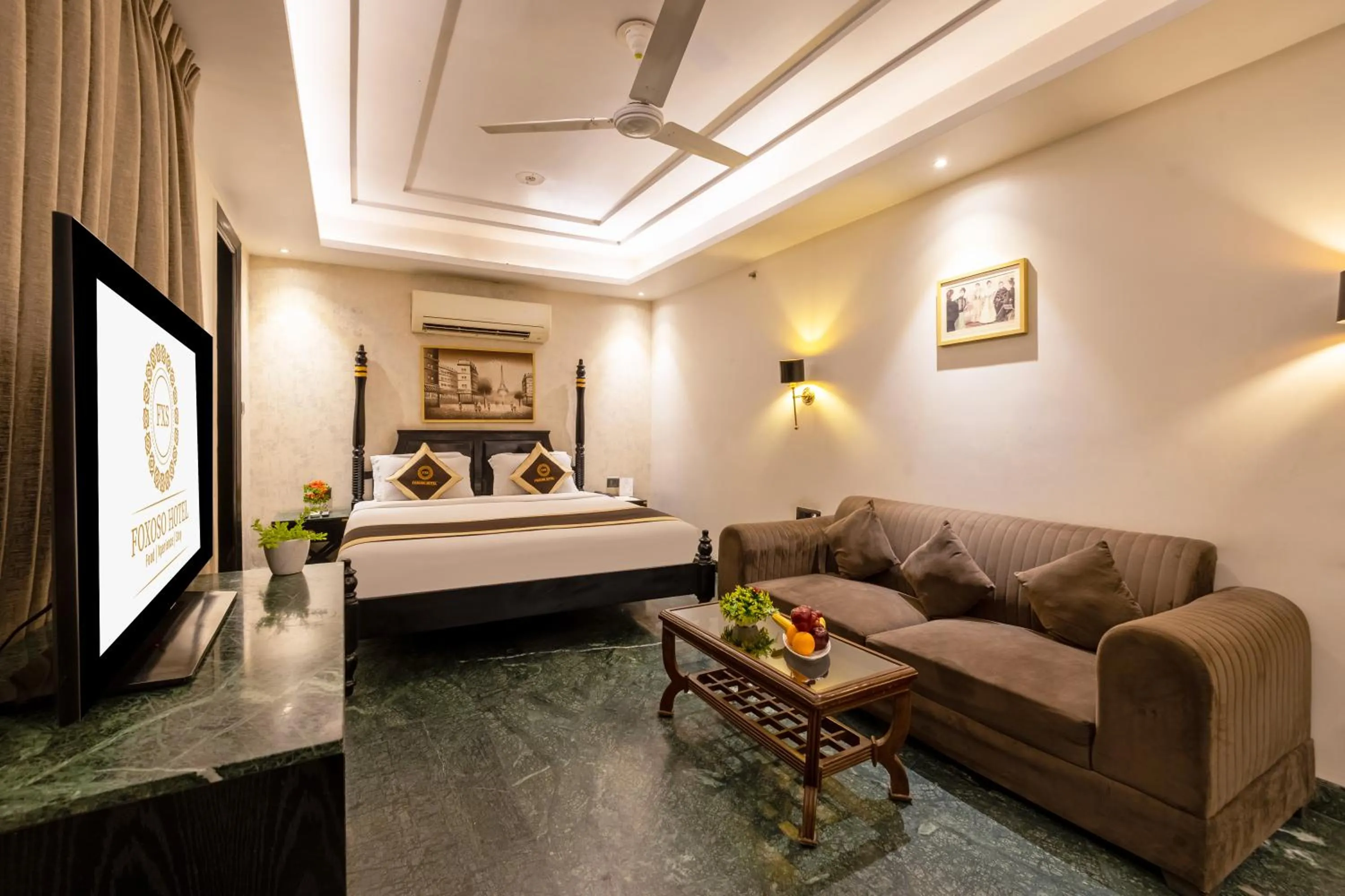 Bed in Foxoso Hotel Delhi Airport