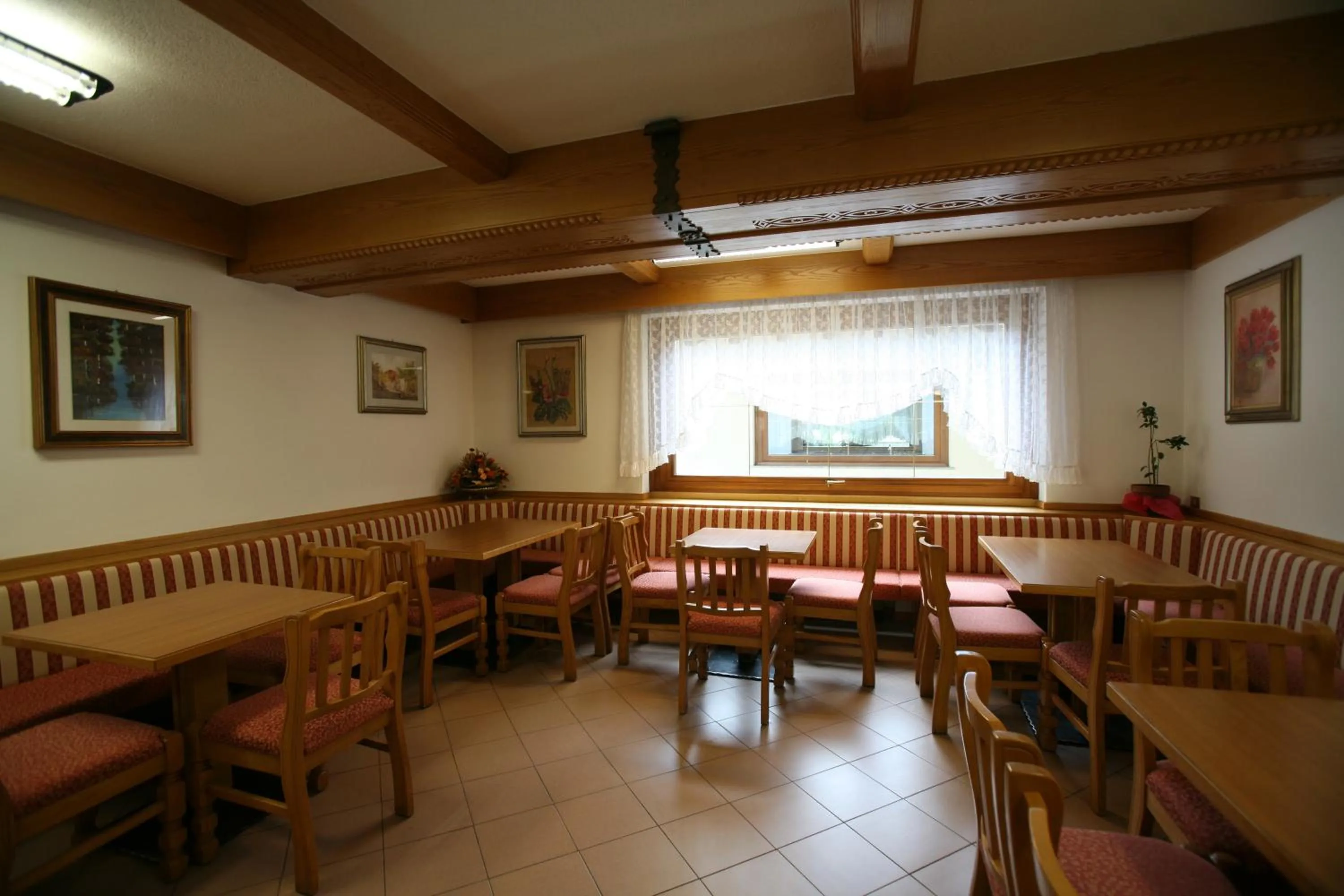 Lounge or bar in Hotel Sella Ronda Serenella