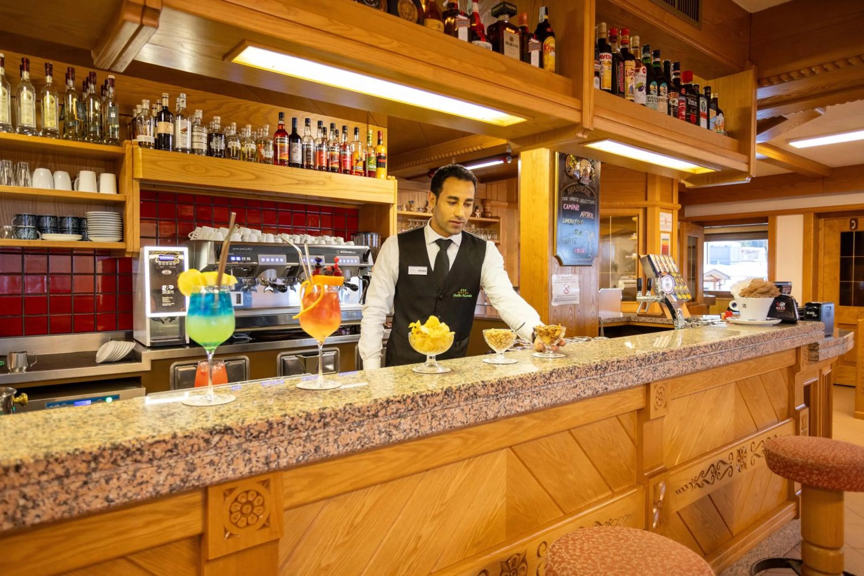 Lounge or bar in Hotel Sella Ronda Serenella - A 50 mt dalle piste da sci