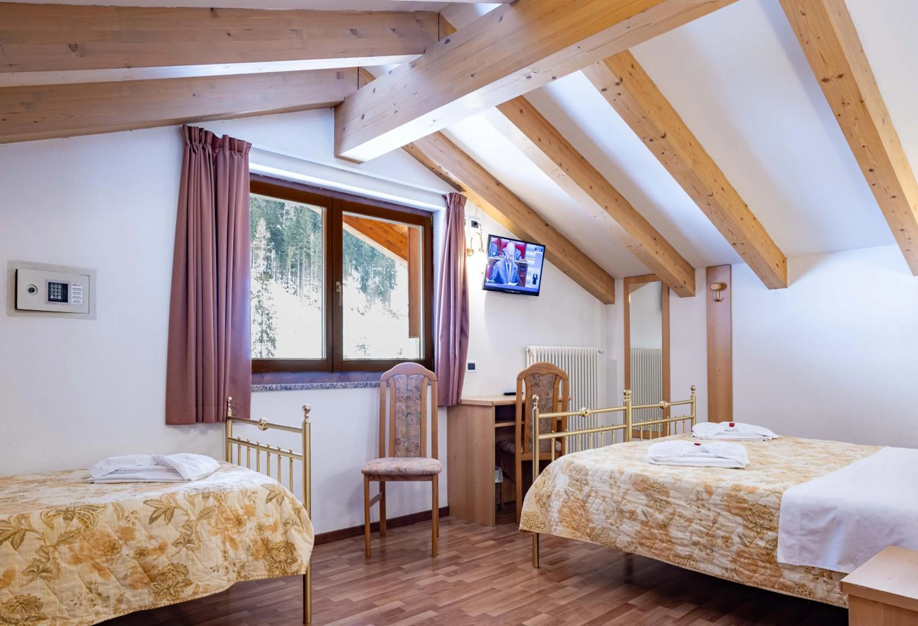 Bedroom, Bed in Hotel Sella Ronda Serenella - A 50 mt dalle piste da sci