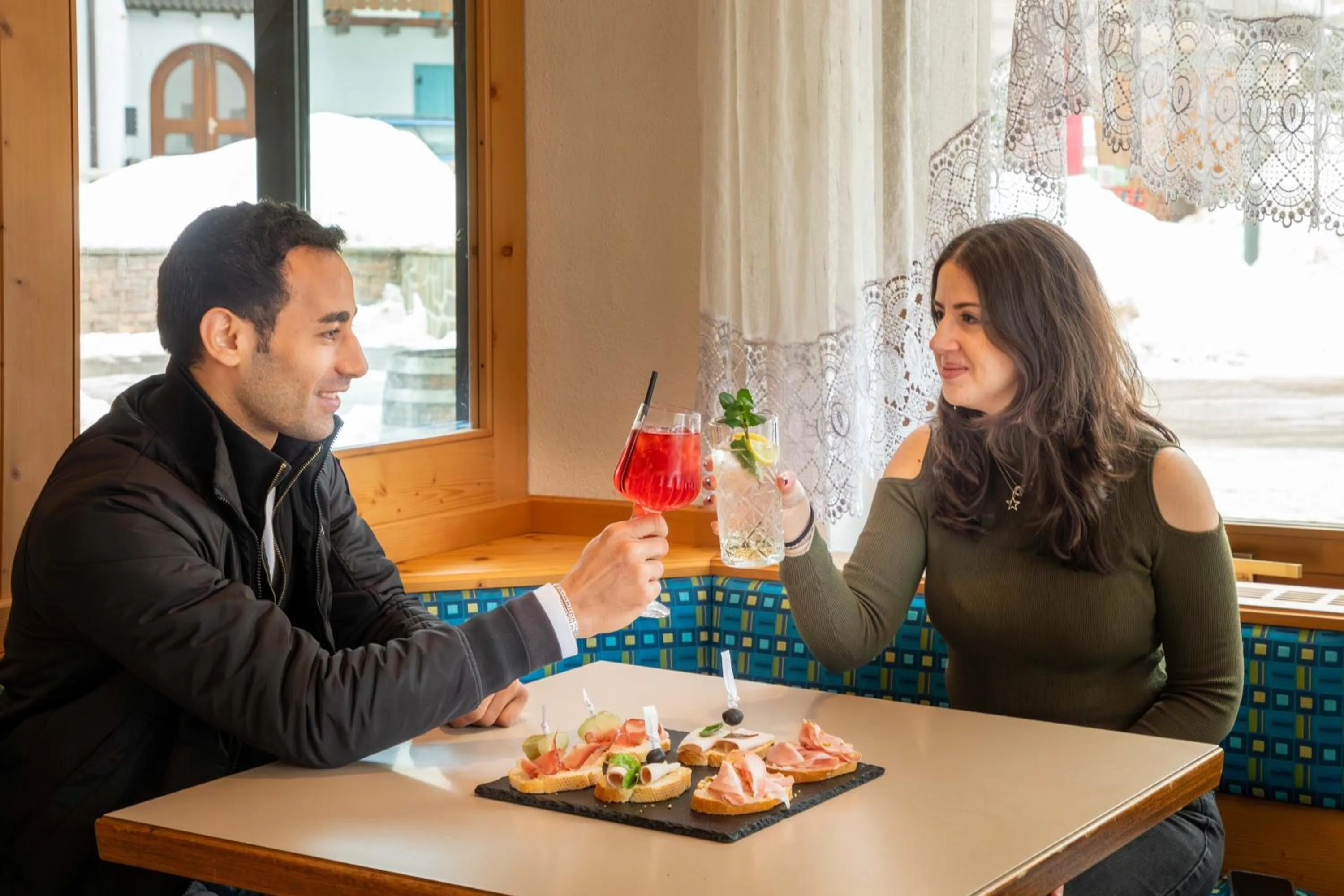 Lounge or bar in Hotel Sella Ronda Serenella - A 50 mt dalle piste da sci