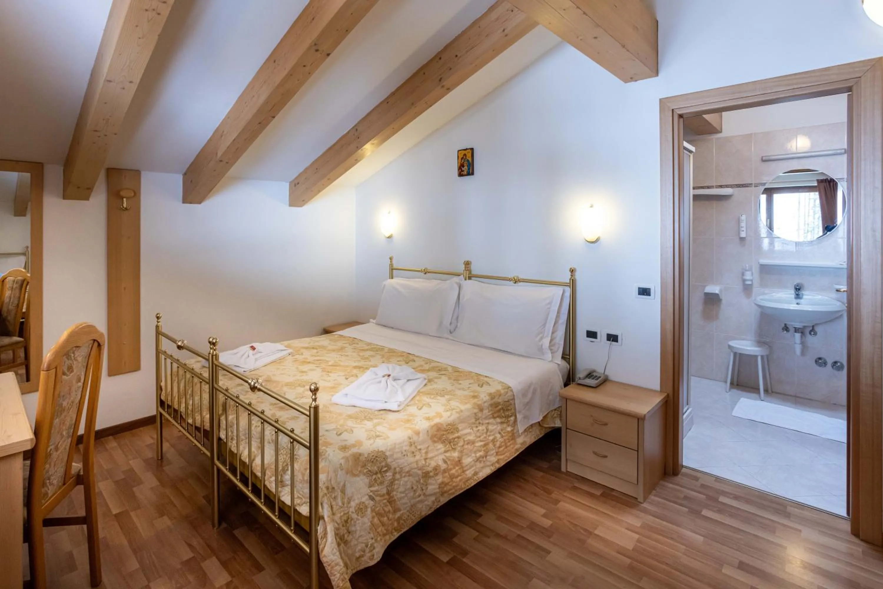 Bedroom, Bed in Hotel Sella Ronda Serenella - A 50 mt dalle piste da sci
