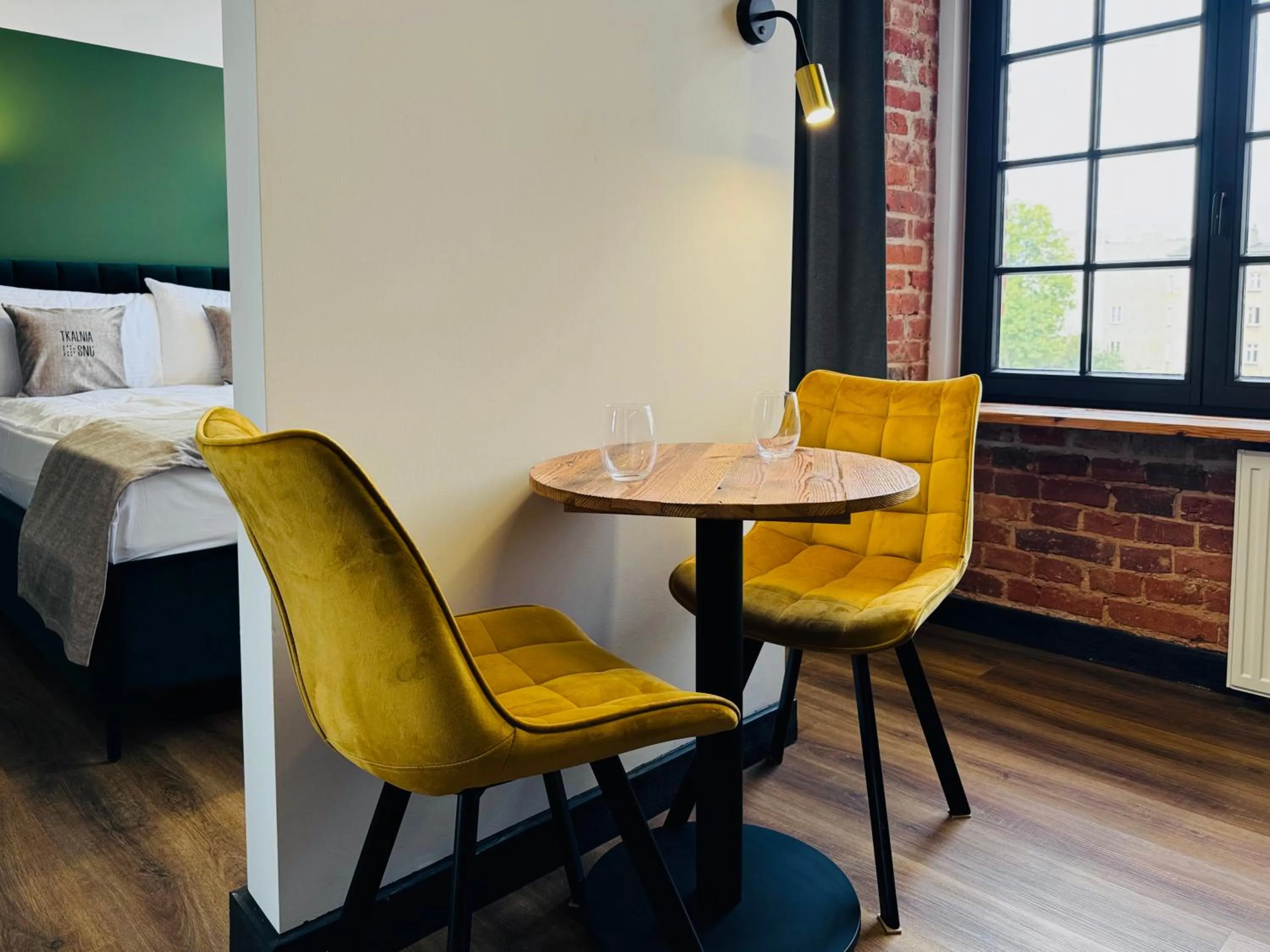 Seating area, Bed in Tkalnia Snu