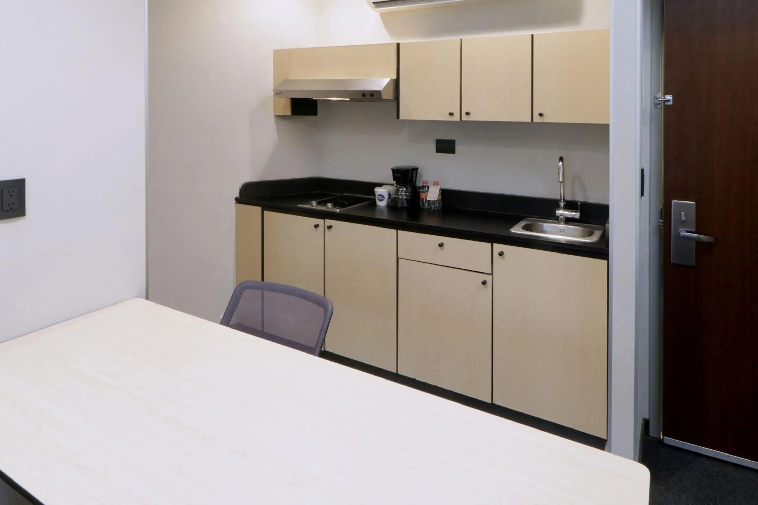Kitchen or kitchenette in City Express Plus by Marriott Monterrey Nuevo Sur