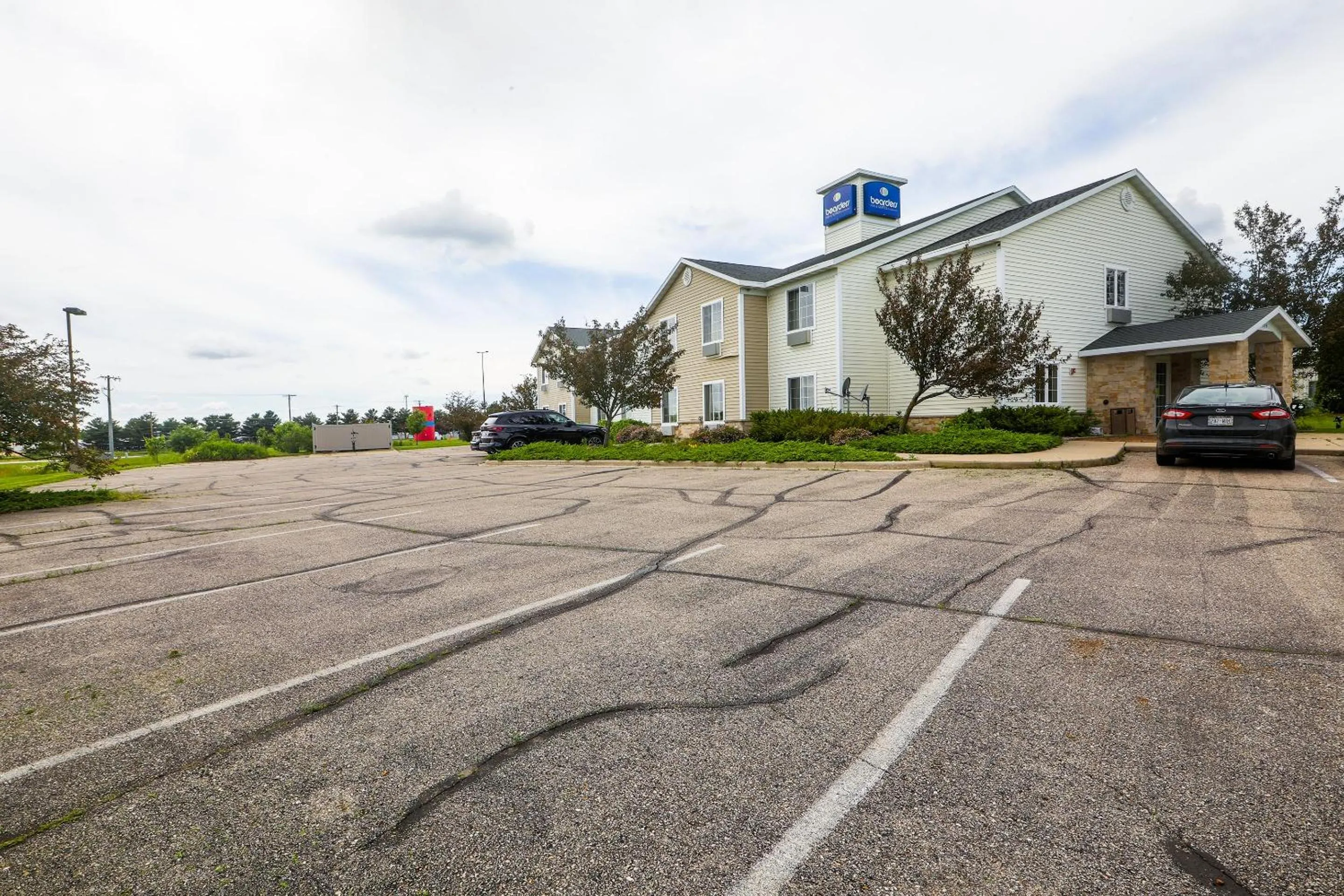 Facade/entrance in Evansville Inn & Suites by OYO