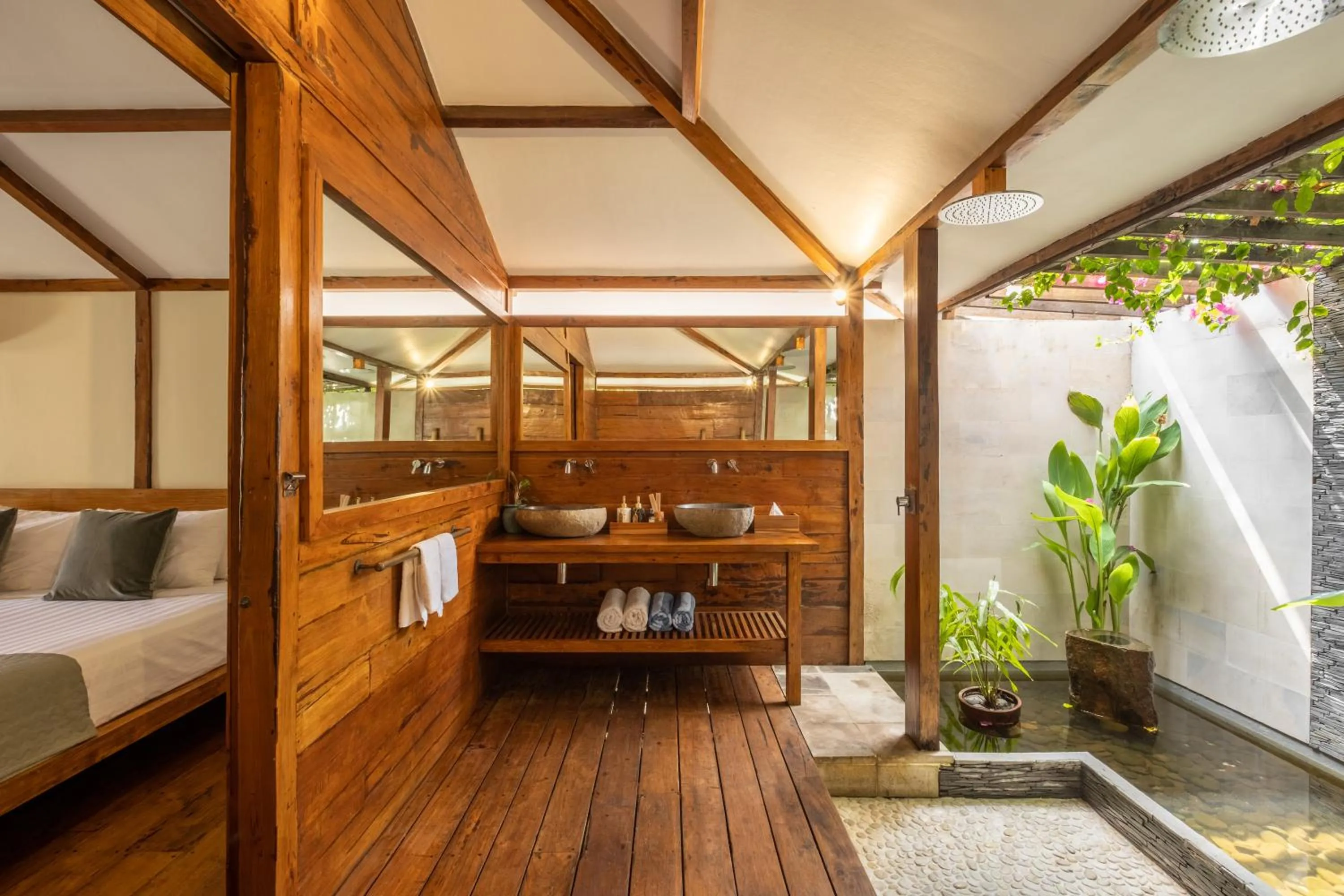 Bathroom, Bed in Gili Teak Beach Front Resort