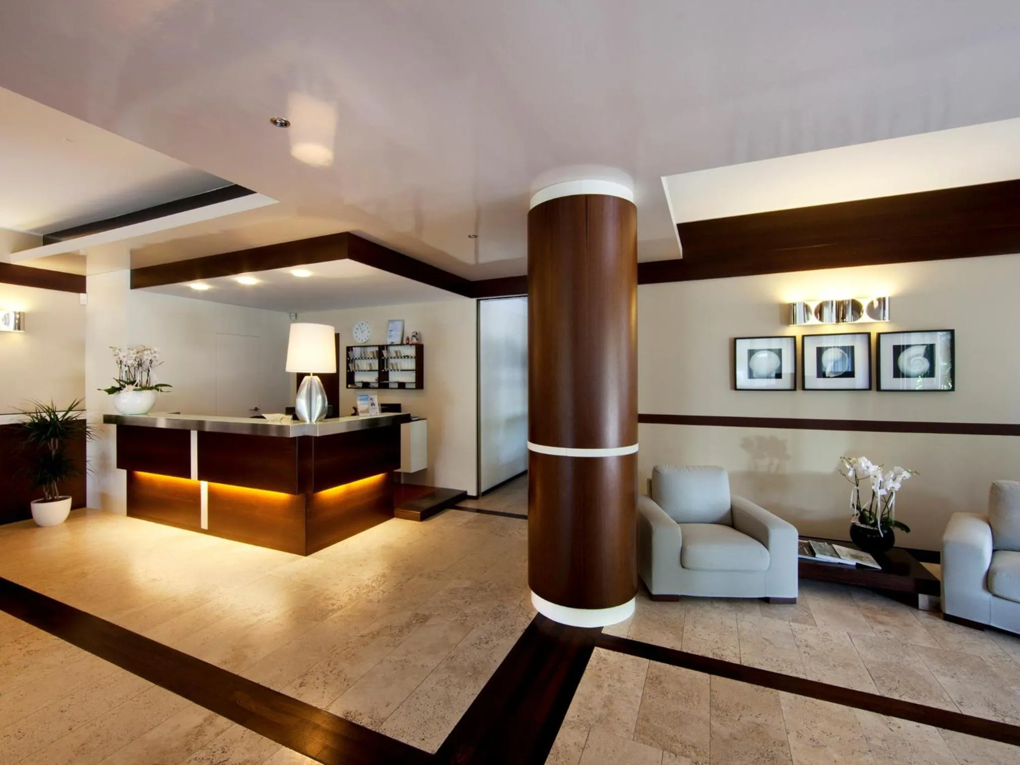 Communal lounge/ TV room in Aparthotel La Pineta