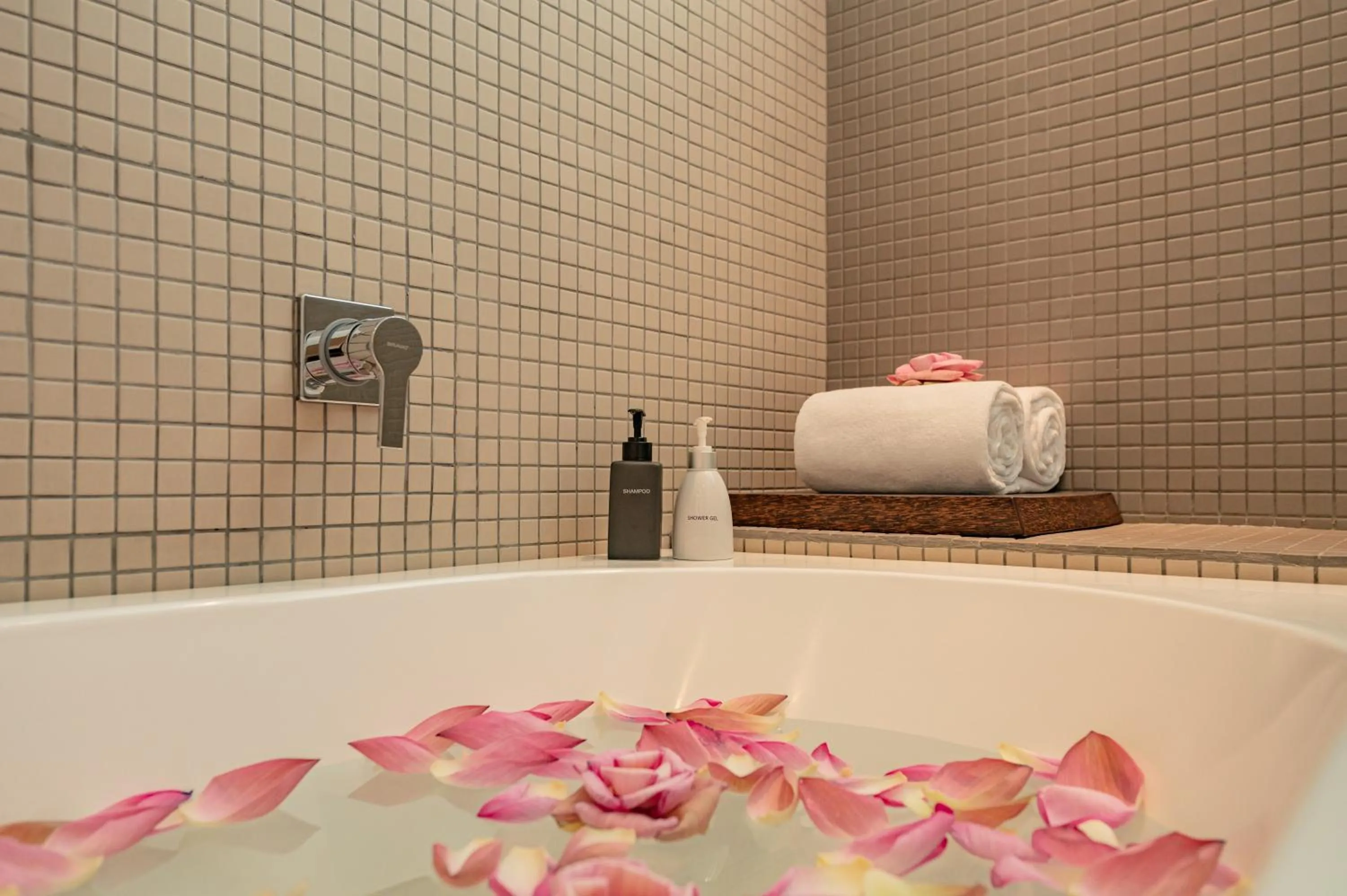 Hot Tub in Hotel Somadevi Angkor Boutique and Resort