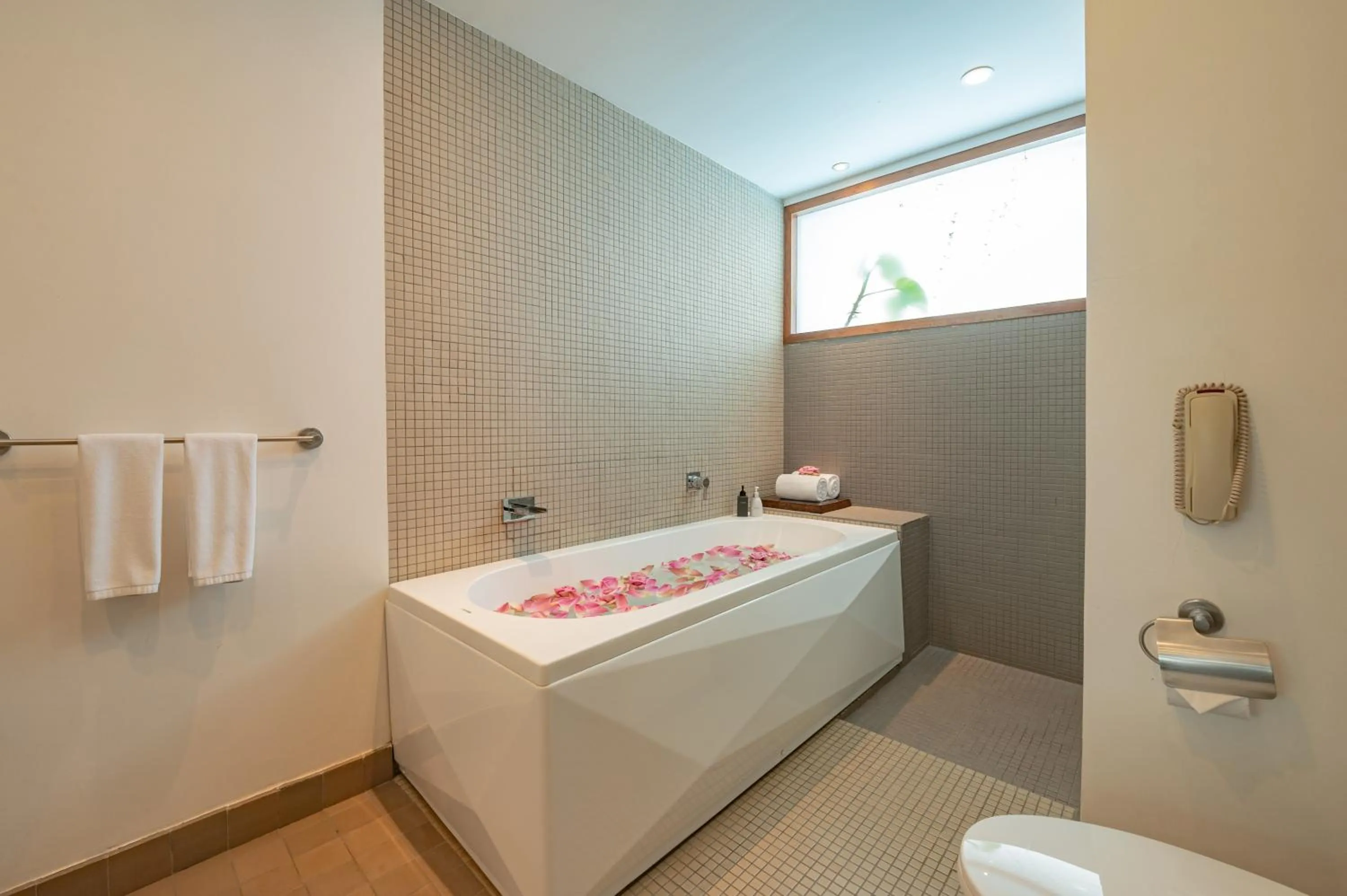 Toilet in Hotel Somadevi Angkor Boutique and Resort