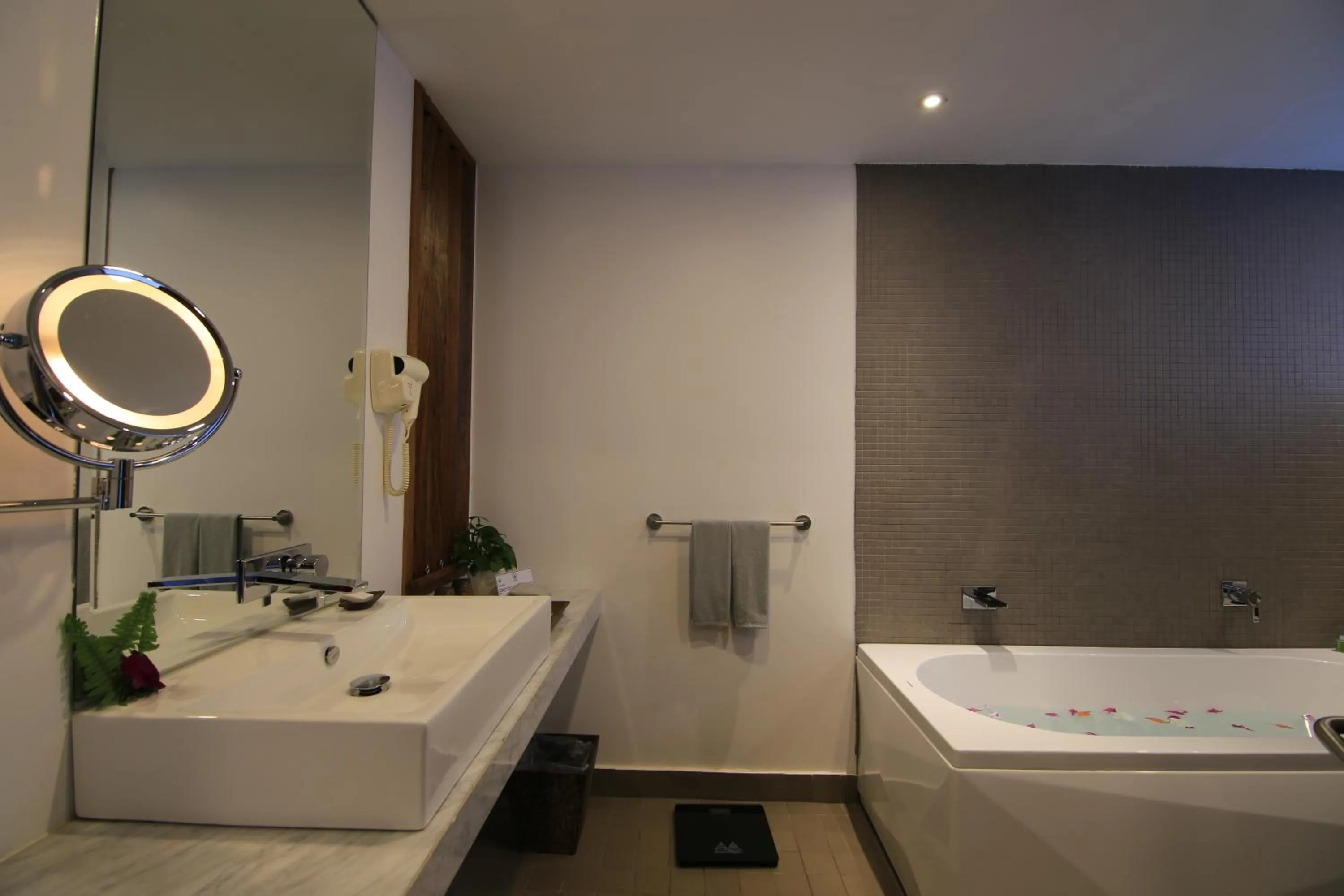 Bathroom in Hotel Somadevi Angkor Boutique and Resort