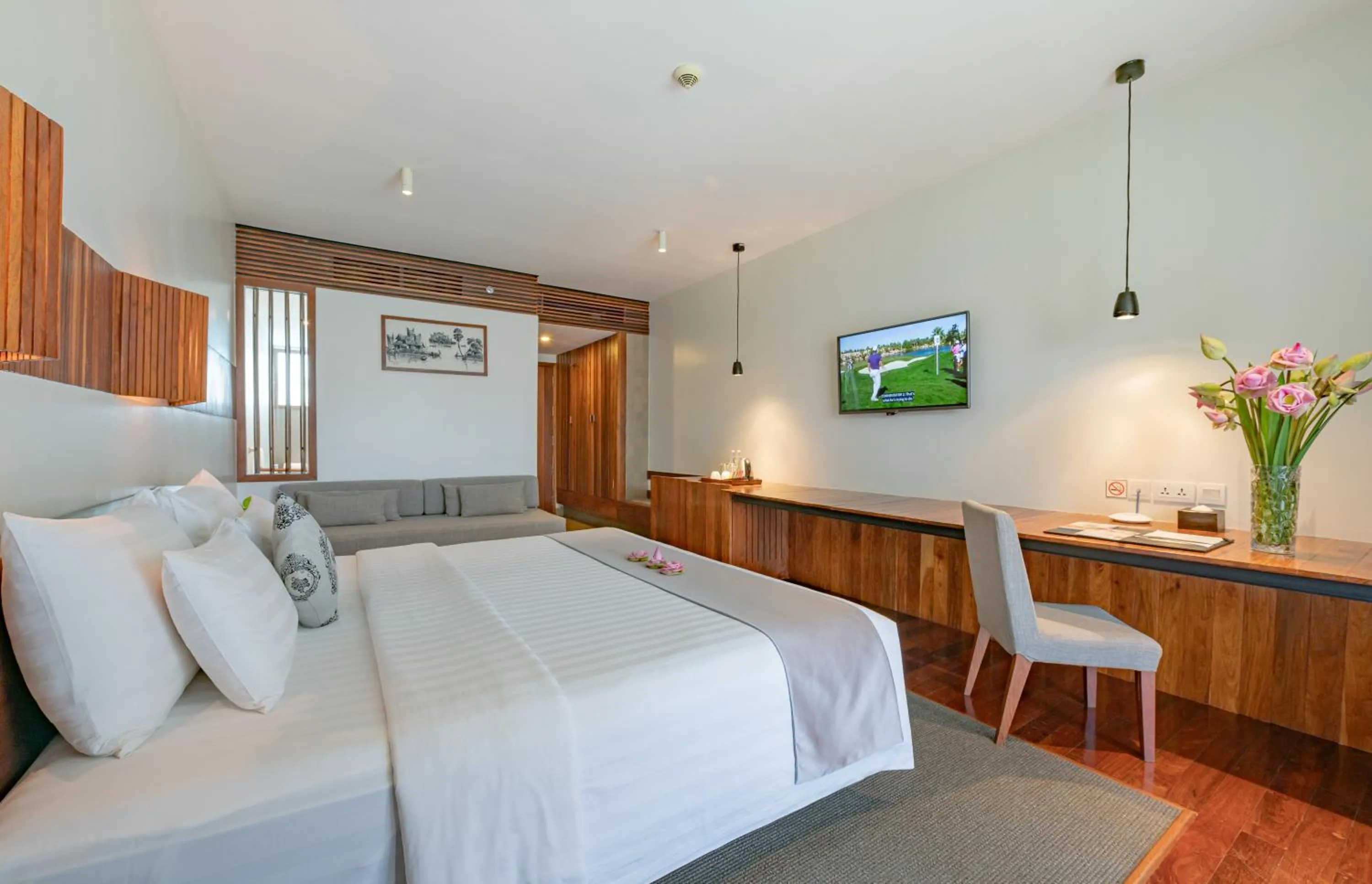 Bed in Hotel Somadevi Angkor Boutique and Resort