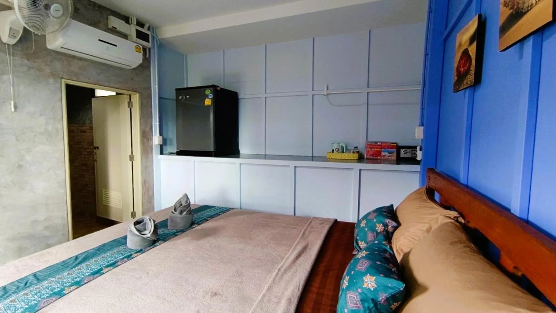 Photo of the whole room, Bed in O k Chawkoh Bungalow