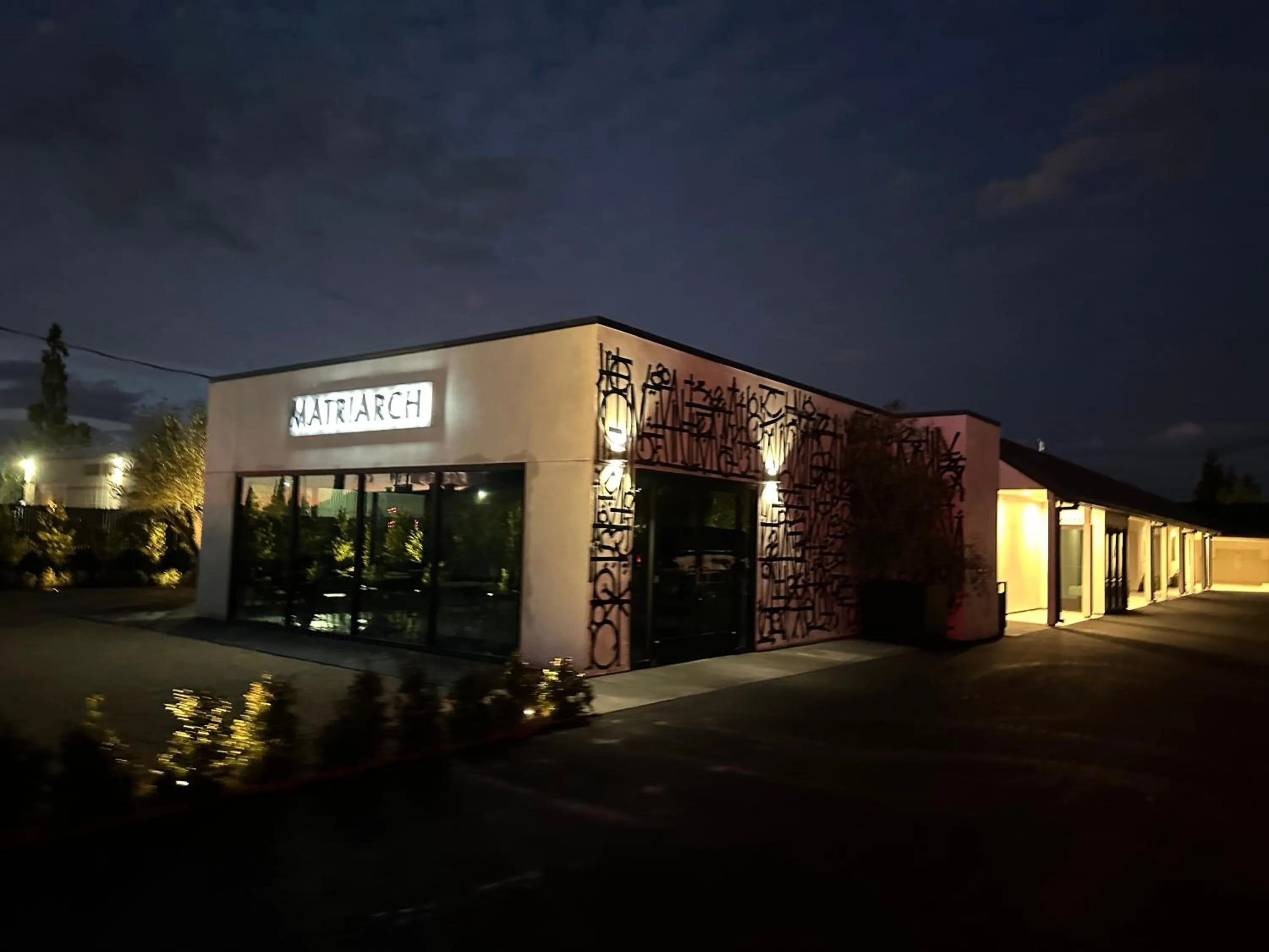 Restaurant/places to eat in Hotel Bayit