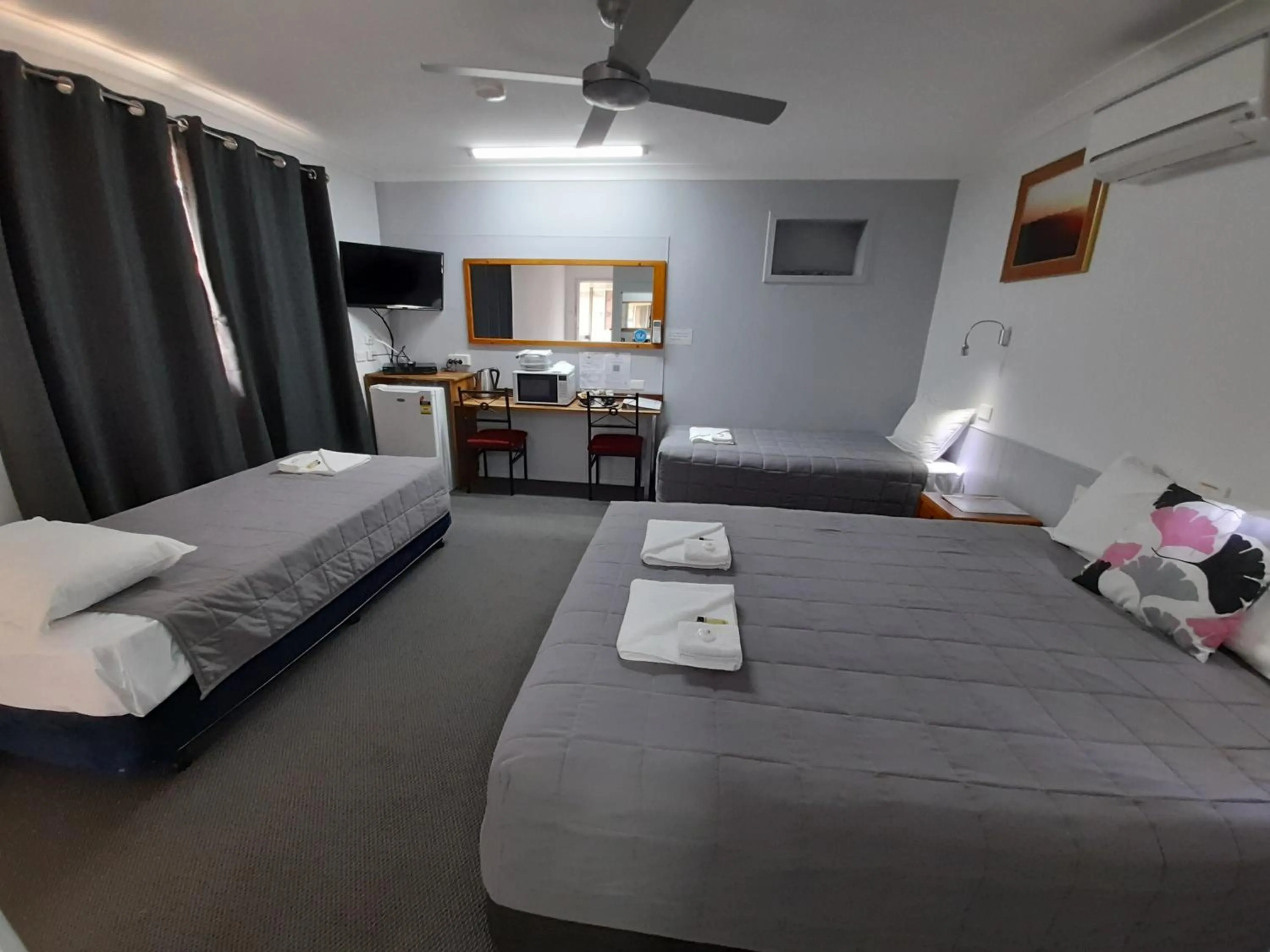 Photo of the whole room, Bed in Civic Motel Grafton