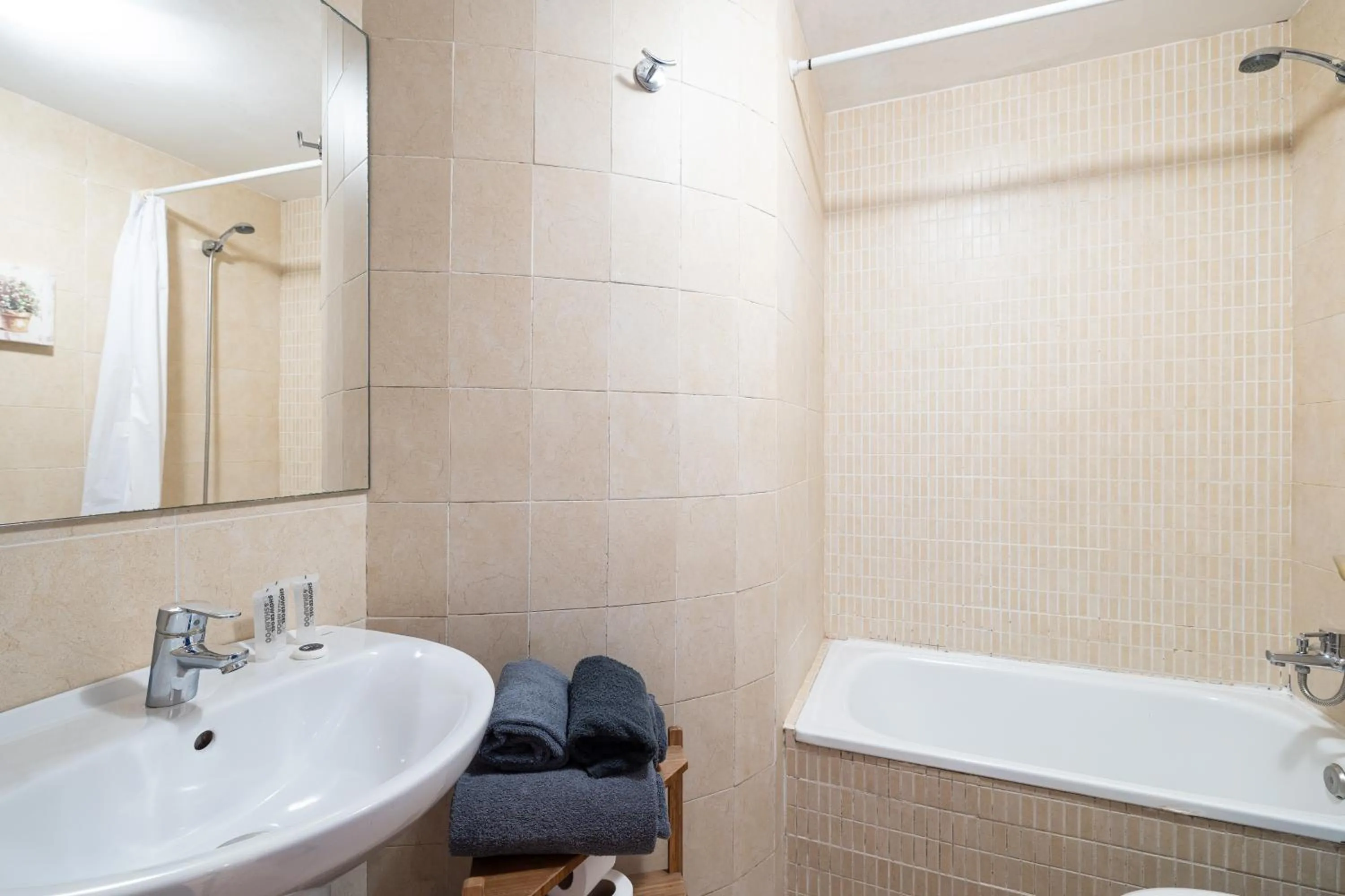 Bath in Holidays2Malaga Studios Juan de Mena