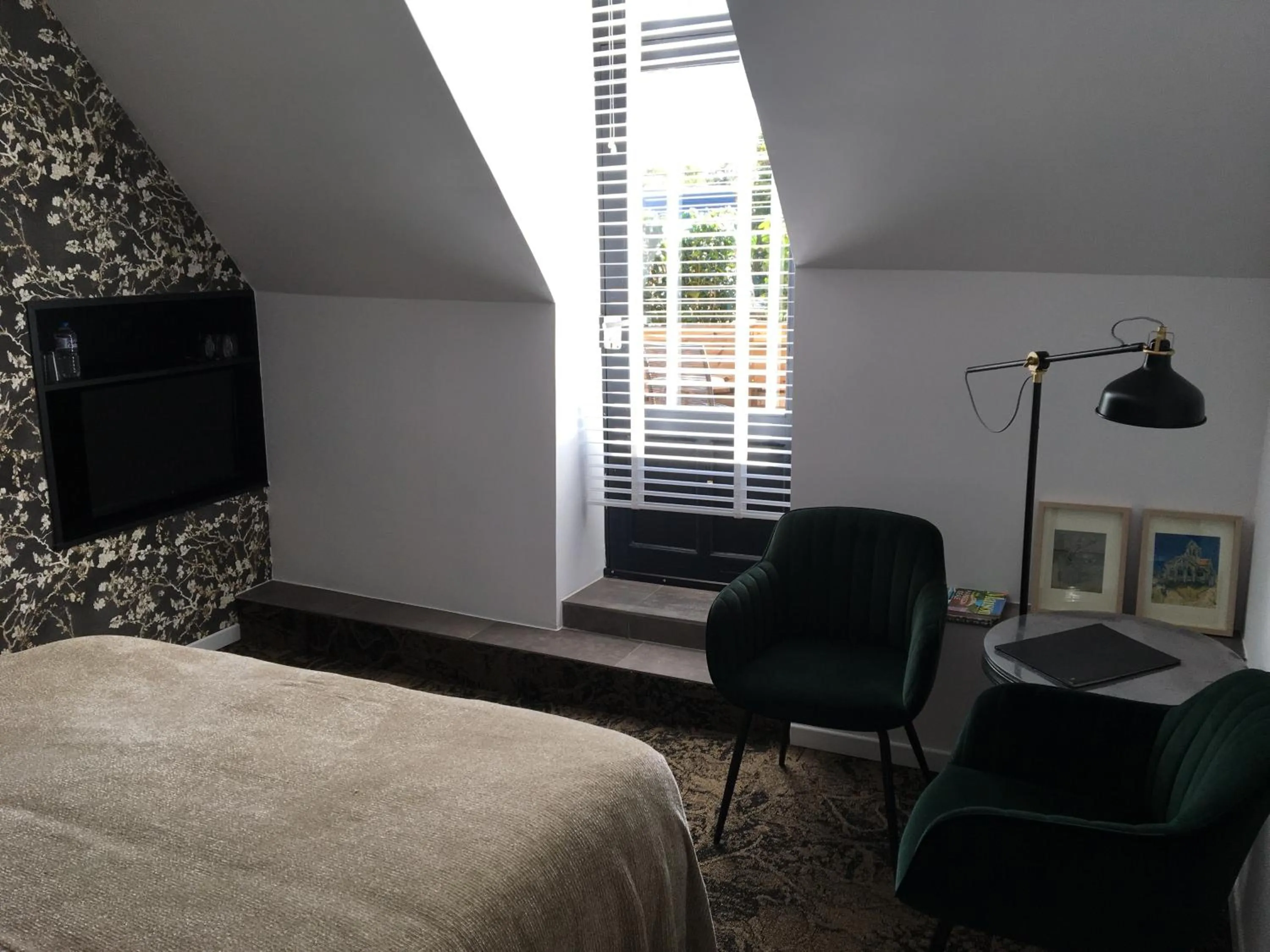 Living room, Bed in Boutique Hotel B&B Fleurie