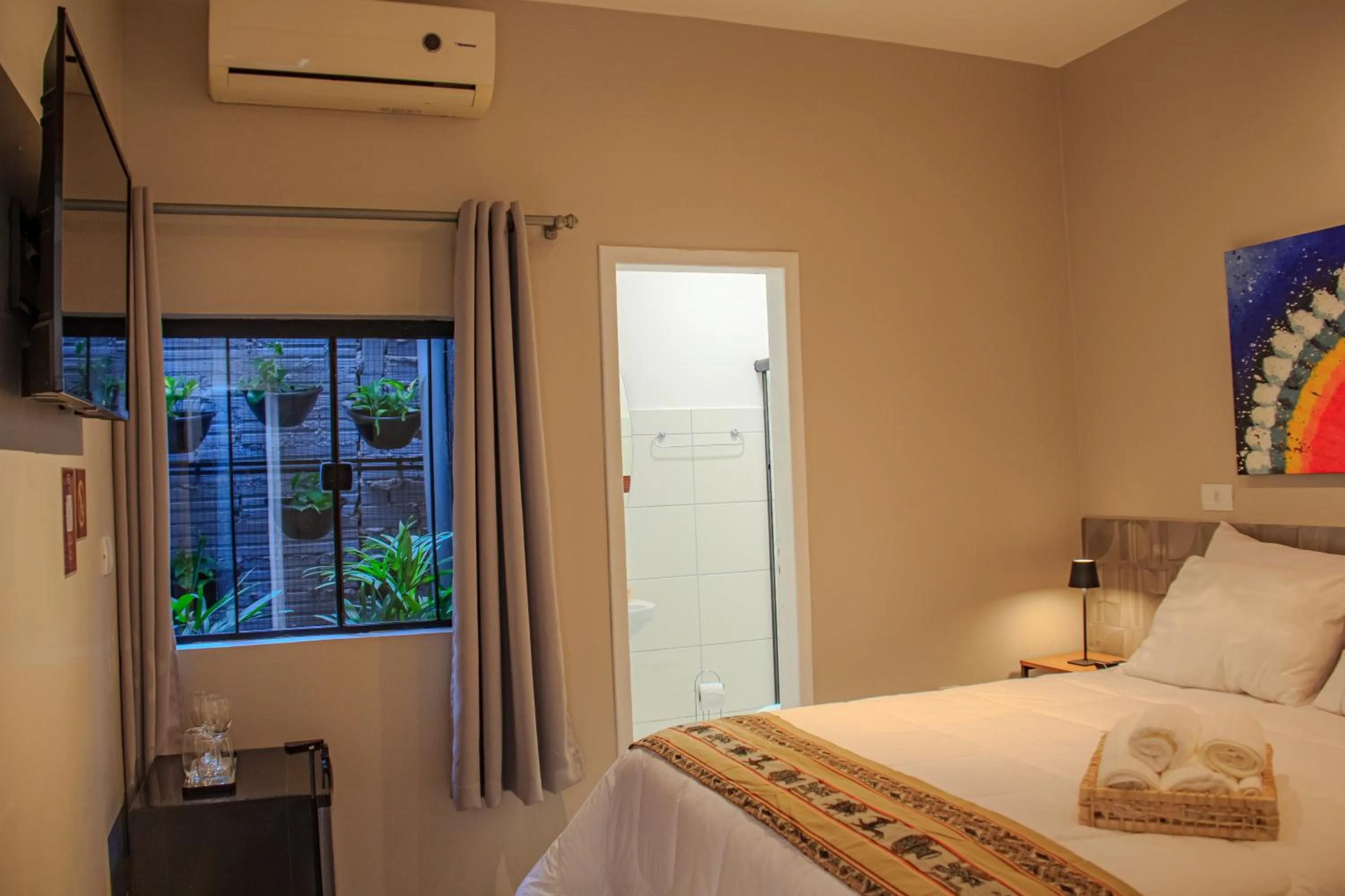 Photo of the whole room, Bed in Che Hermano Suítes