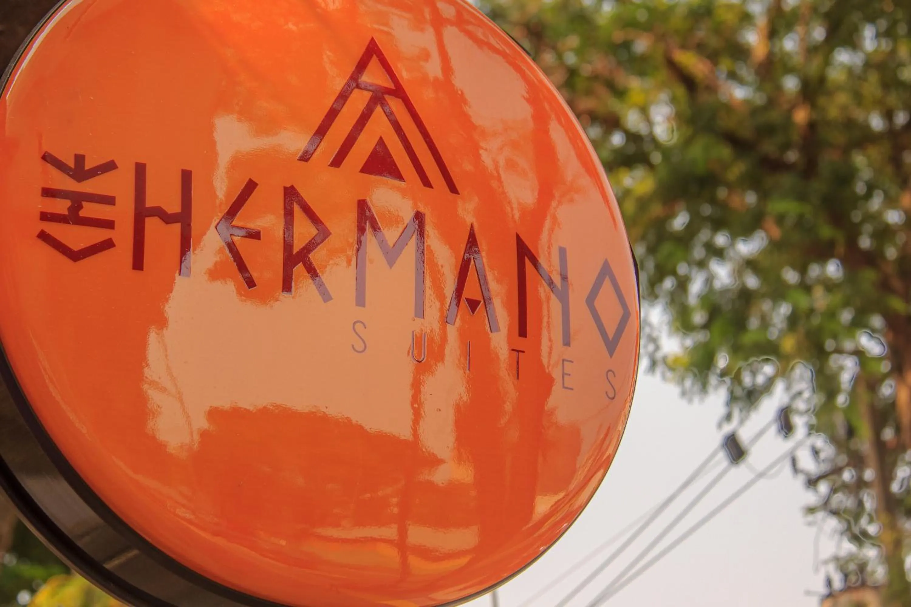 Logo/Certificate/Sign in Che Hermano Suítes