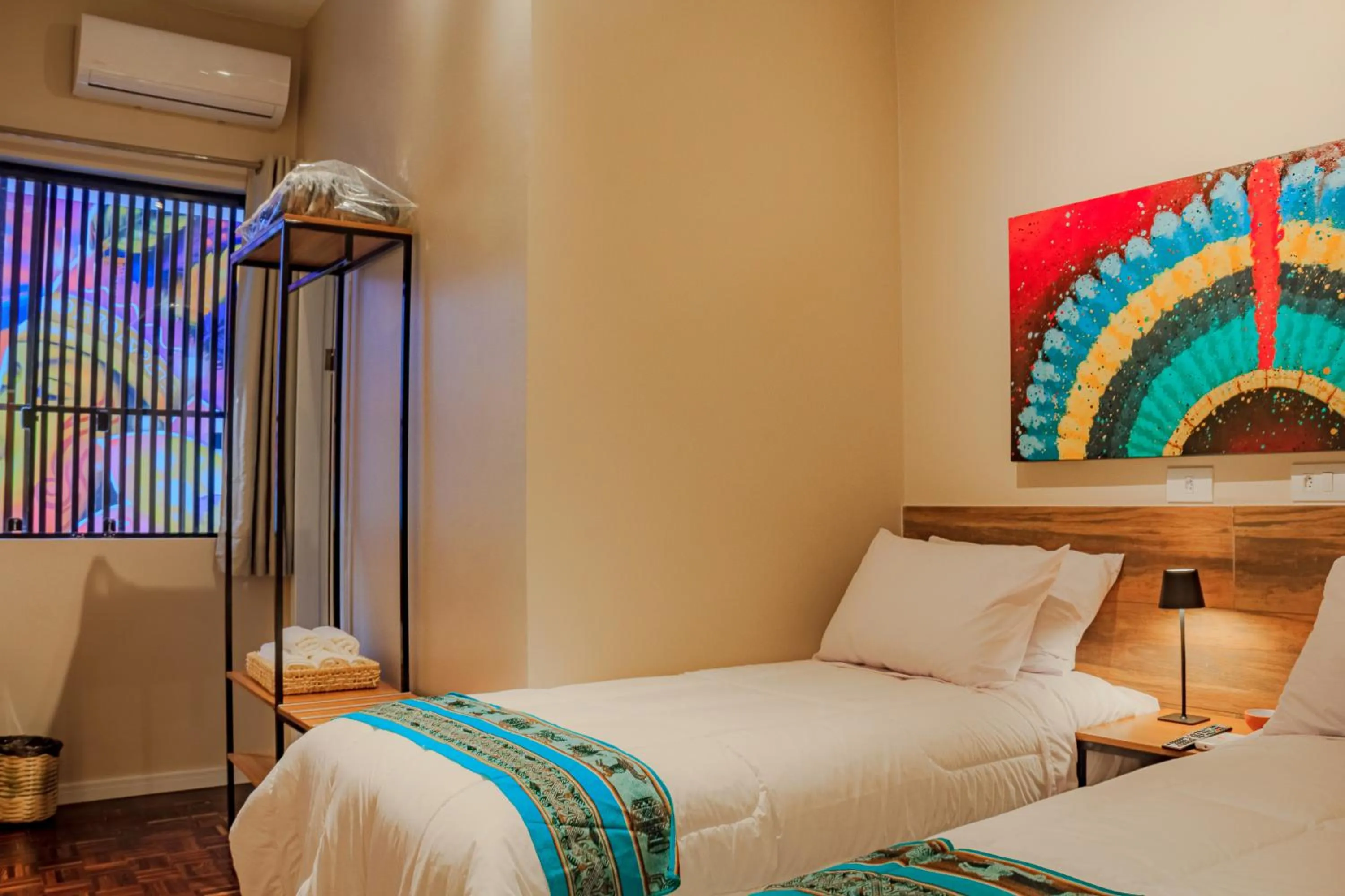 Photo of the whole room, Bed in Che Hermano Suítes