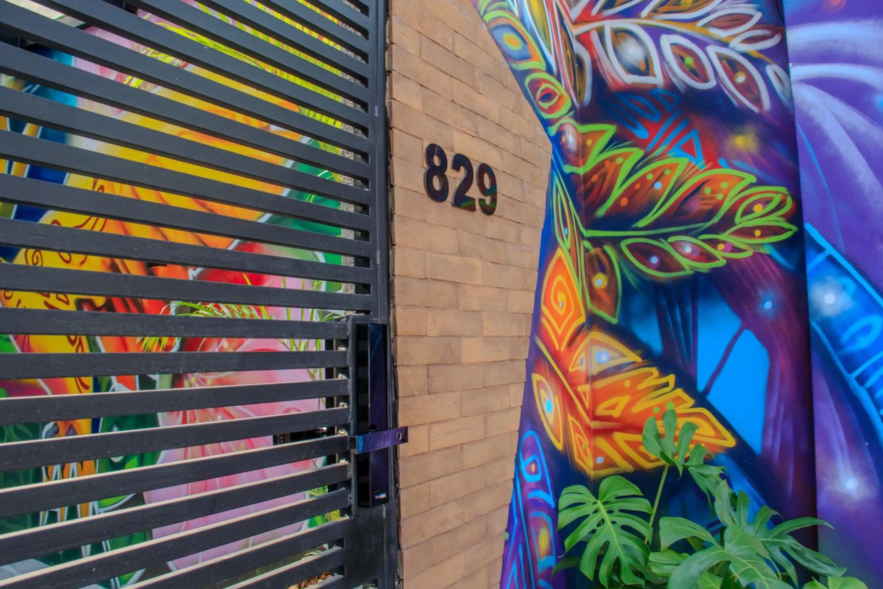 Facade/entrance in Che Hermano Suítes