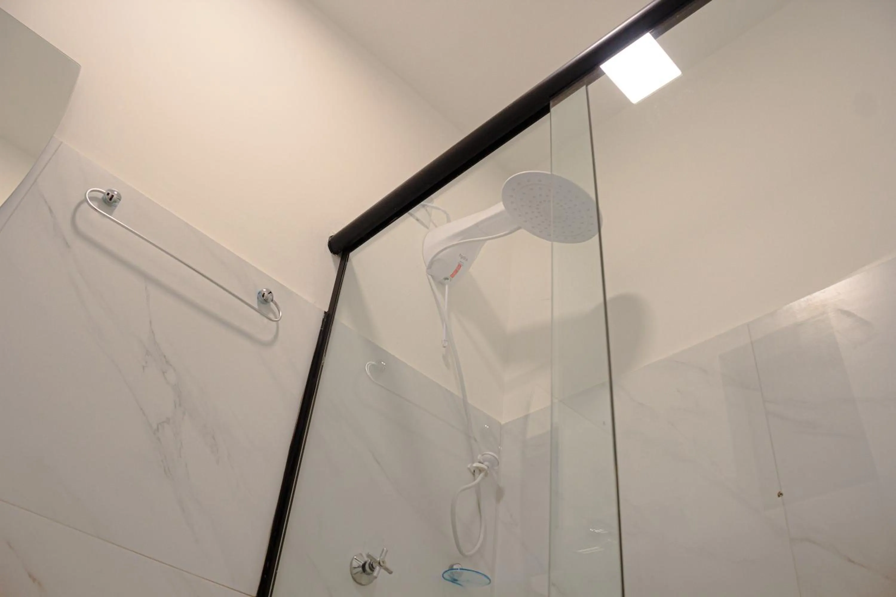 Shower in Che Hermano Suítes