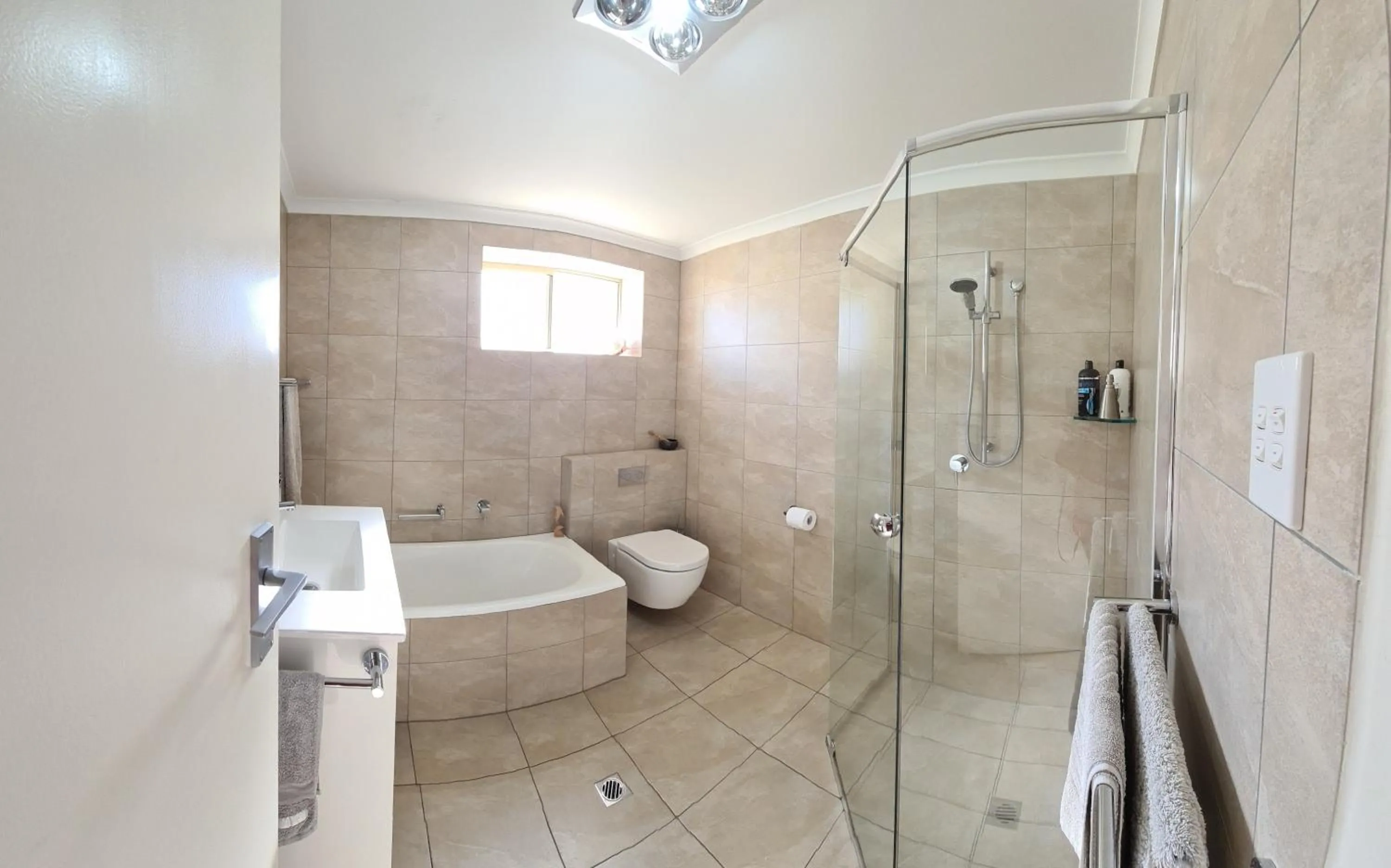 Bathroom in Acaill Accommodation Esplanade Living Self Check-In Self Check-Out