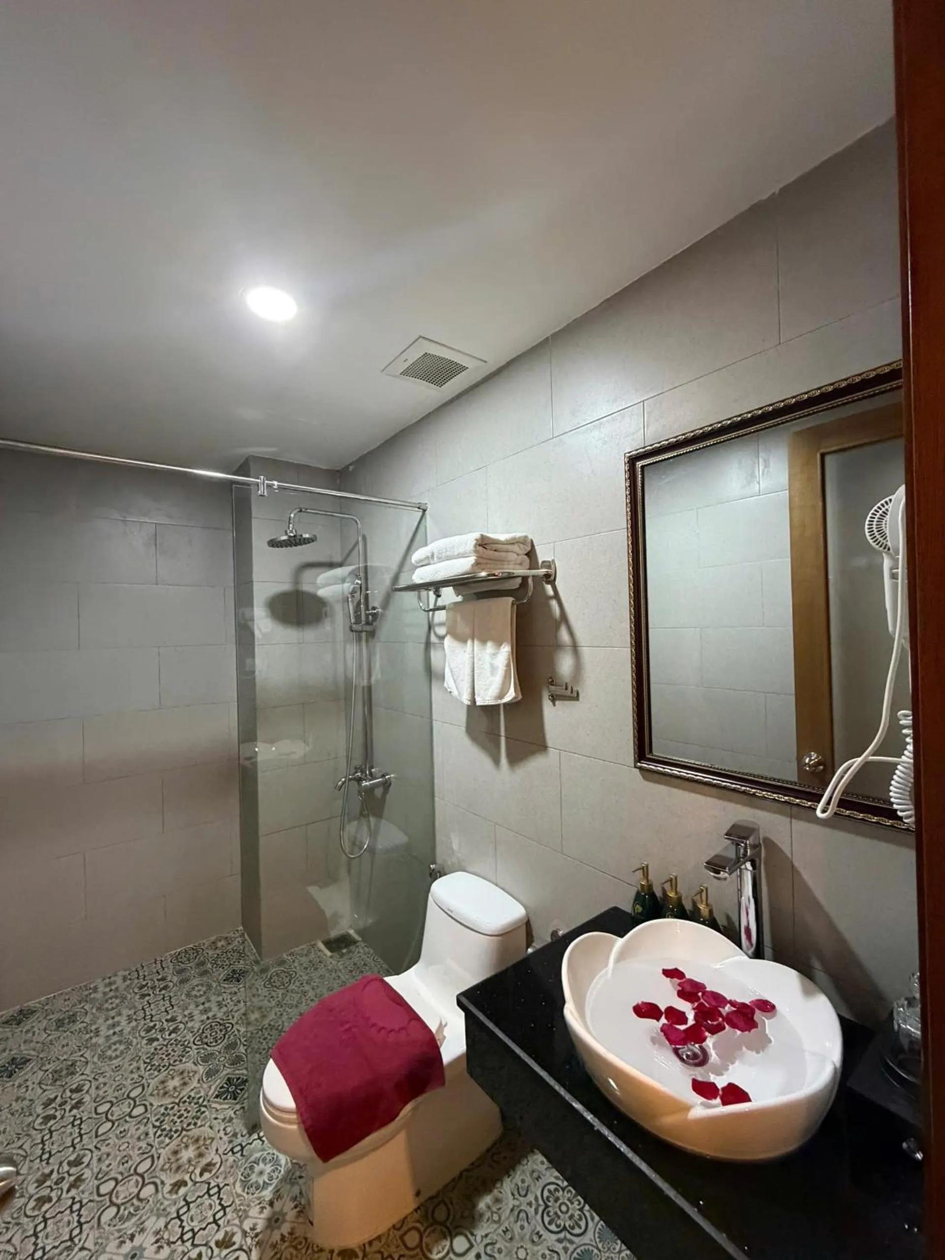 Shower in Platinum Orchid Hotel Danang