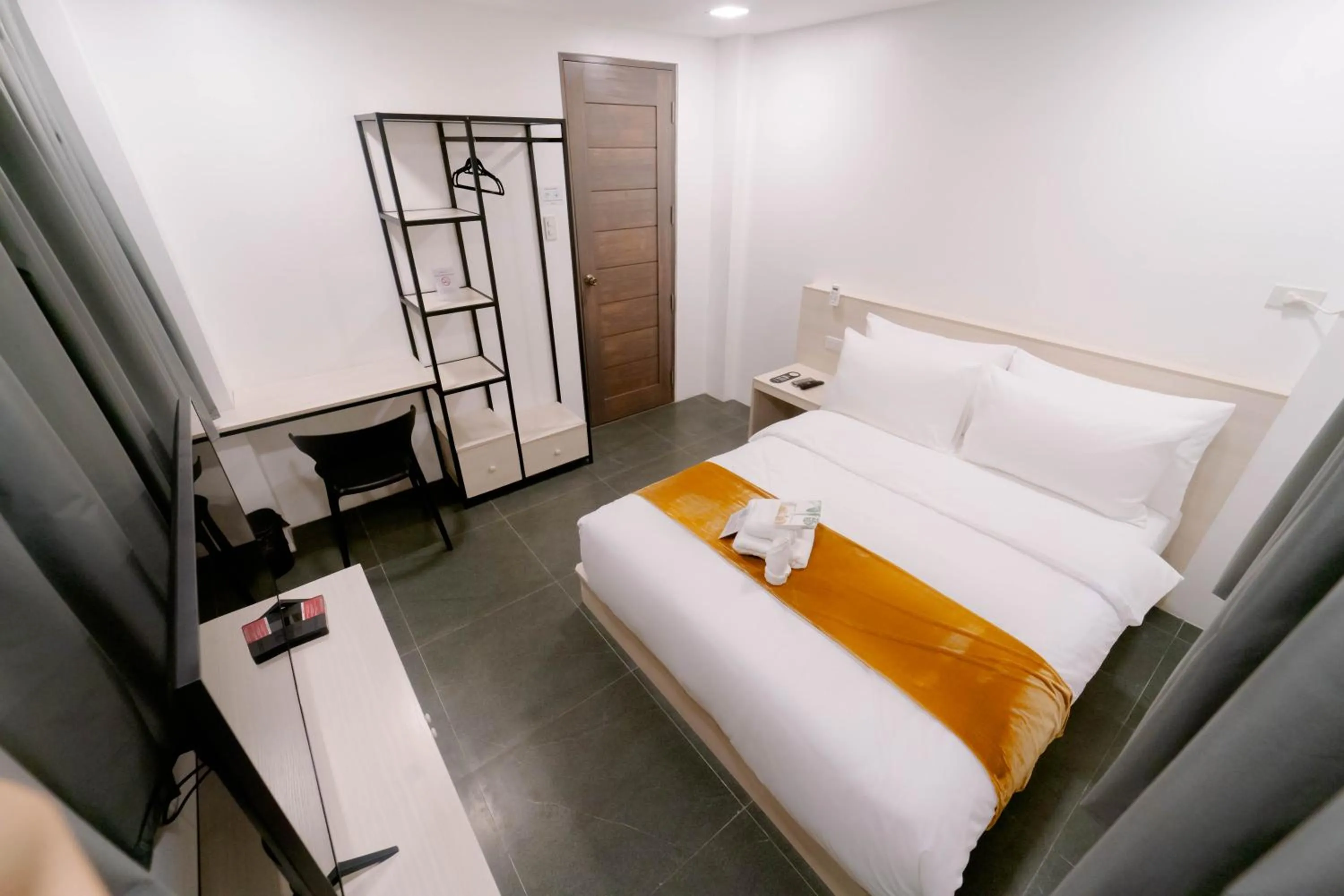 Bedroom, Bed in A Traveller's Inn