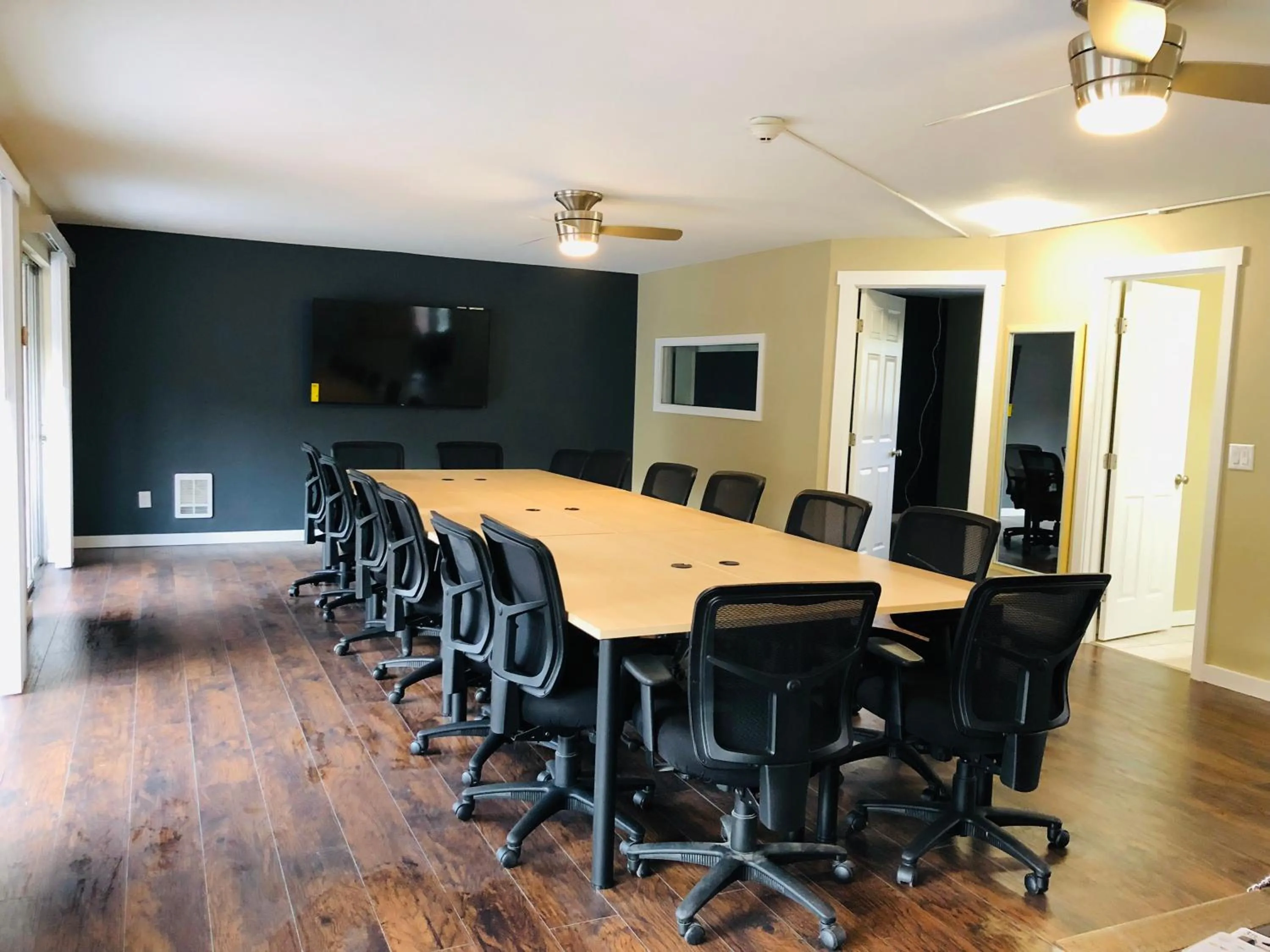 Meeting/conference room in Interurban Suites Hotel