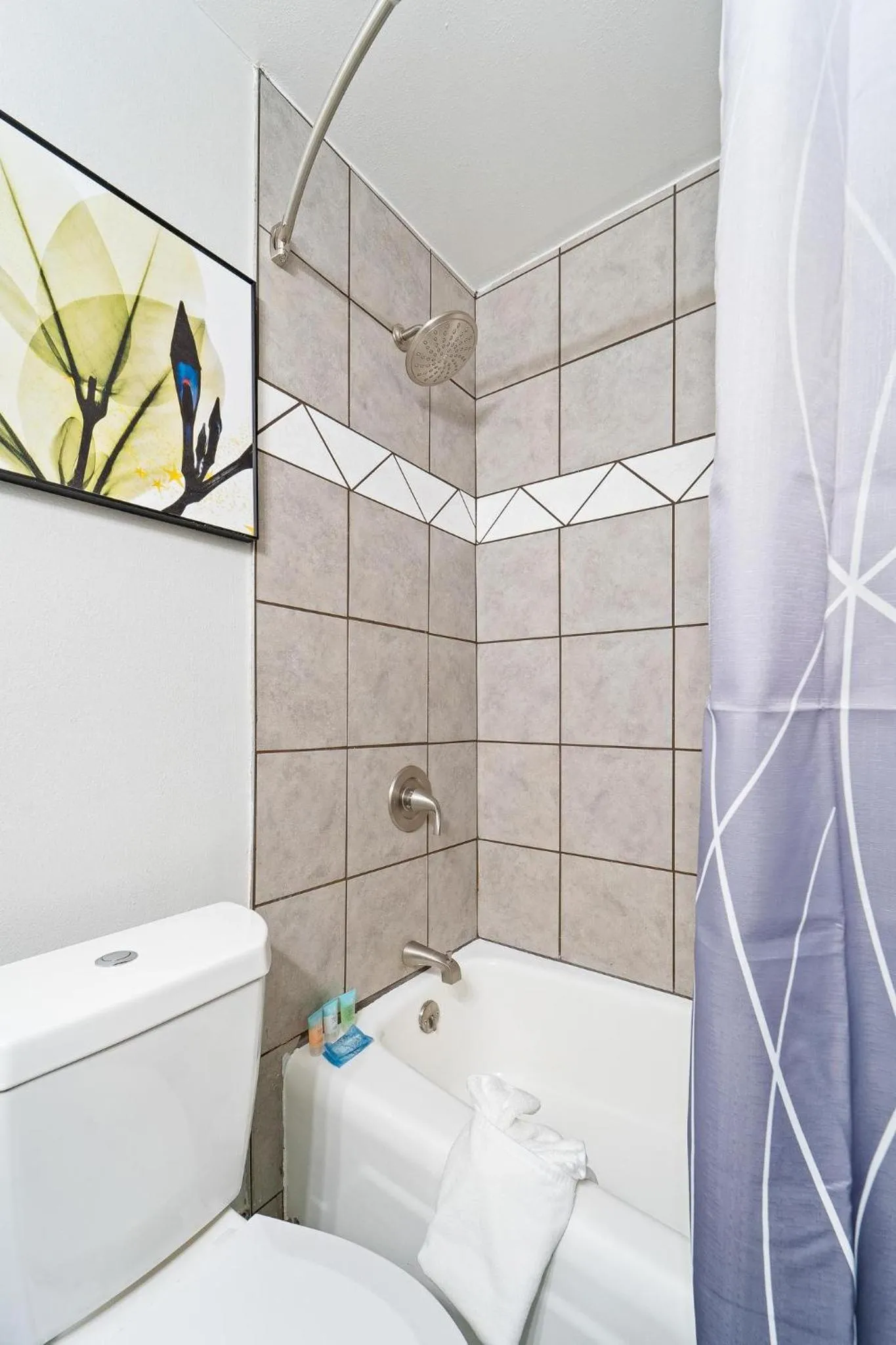 Bathroom, Bed in Interurban Suites Hotel