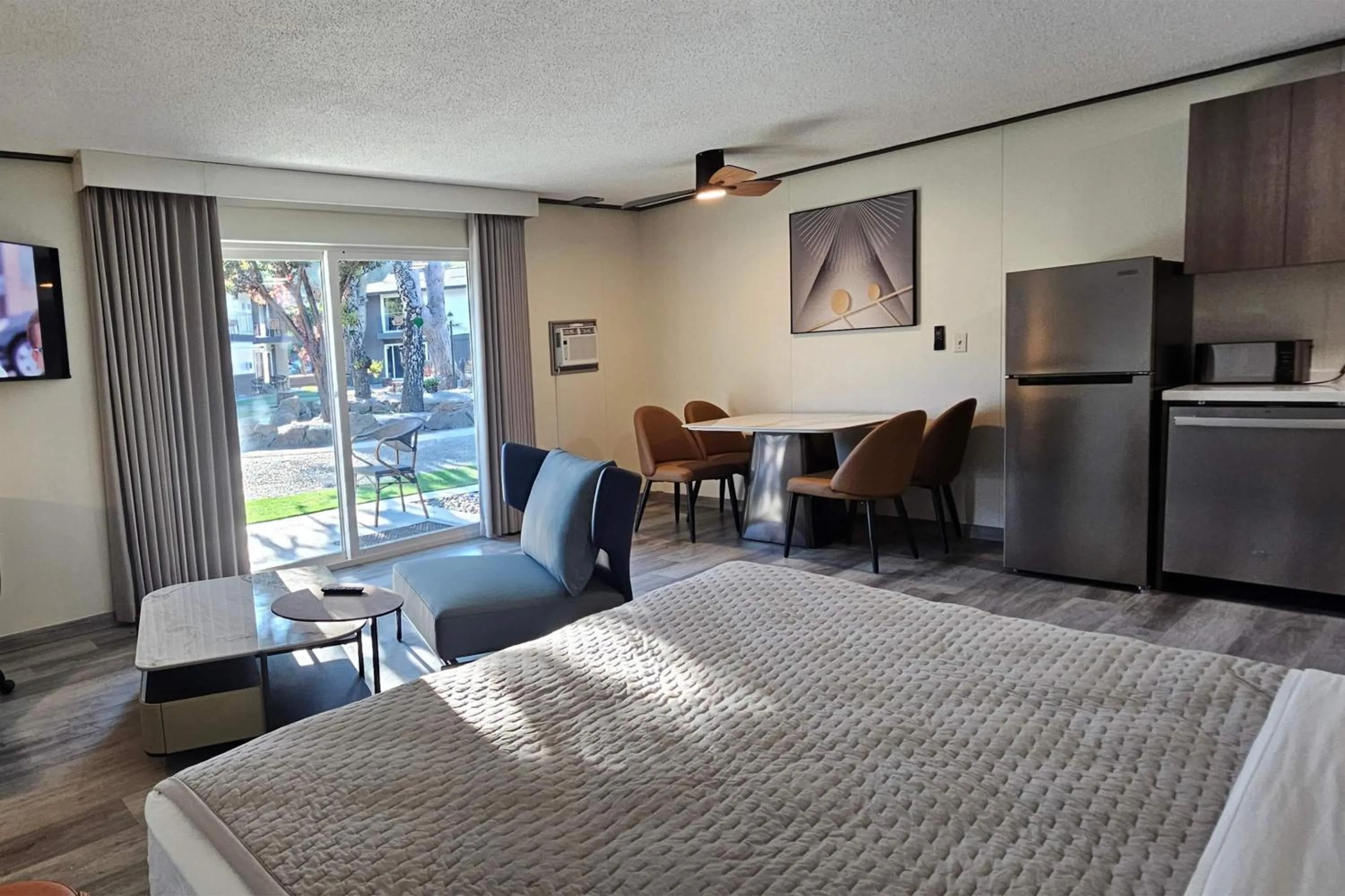 Photo of the whole room, Bed in Interurban Suites Hotel, a Dazzler Select by Wyndham